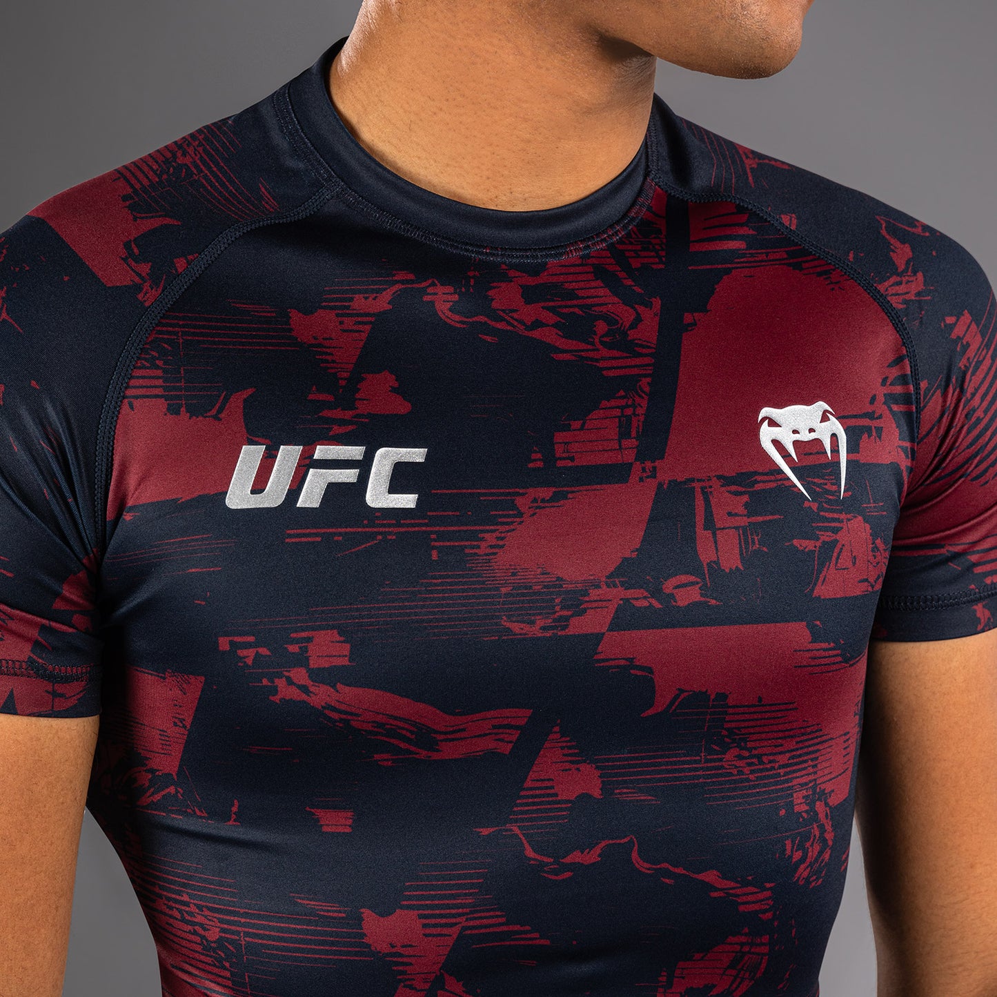 UFC Zenith by Venum Authentic Fight Week Rashguard maniche corte Performance Uomo - Blu navy/Bordeaux/Argento