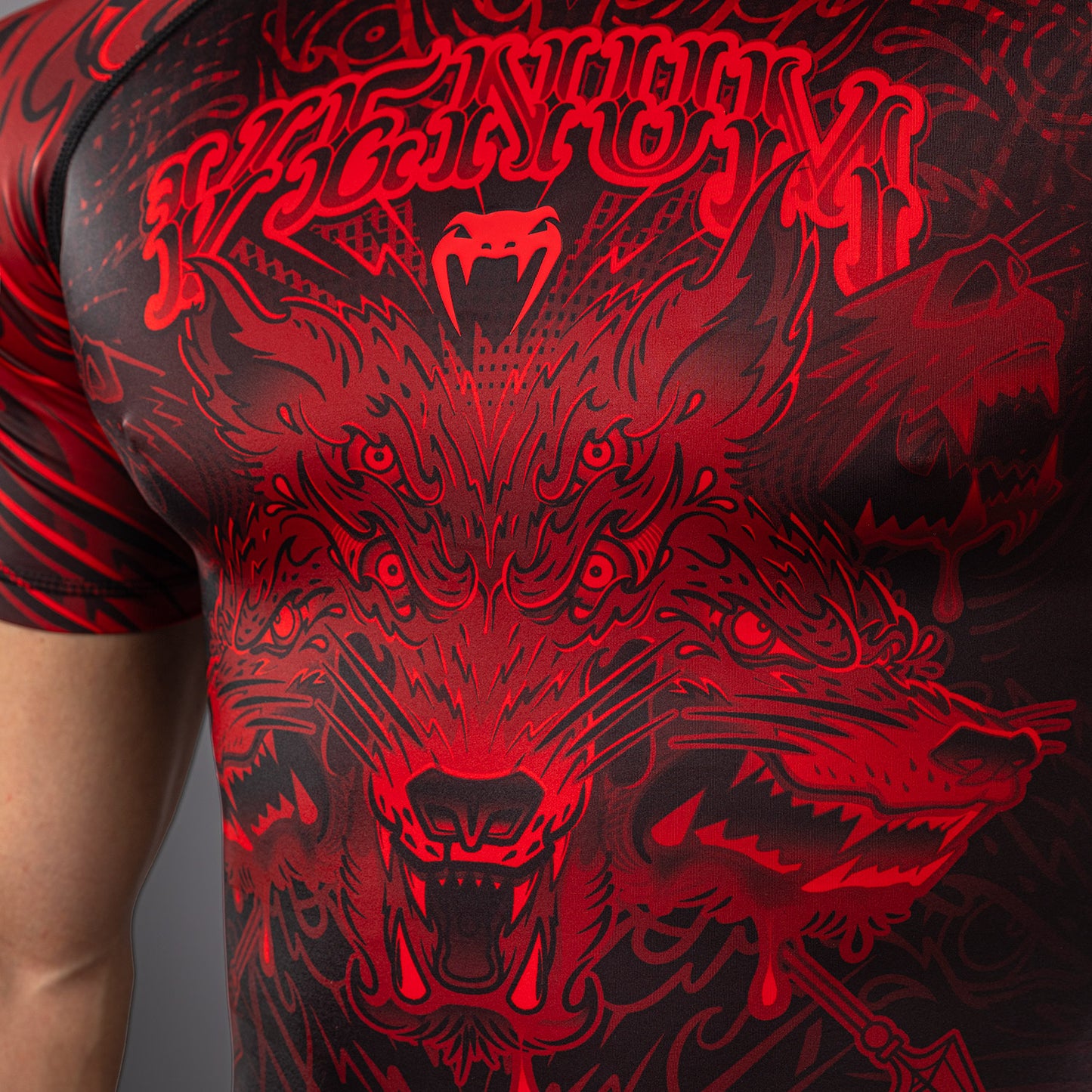 Venum Wolf Atak Rashguard a Maniche Corte – Nero/Rosso