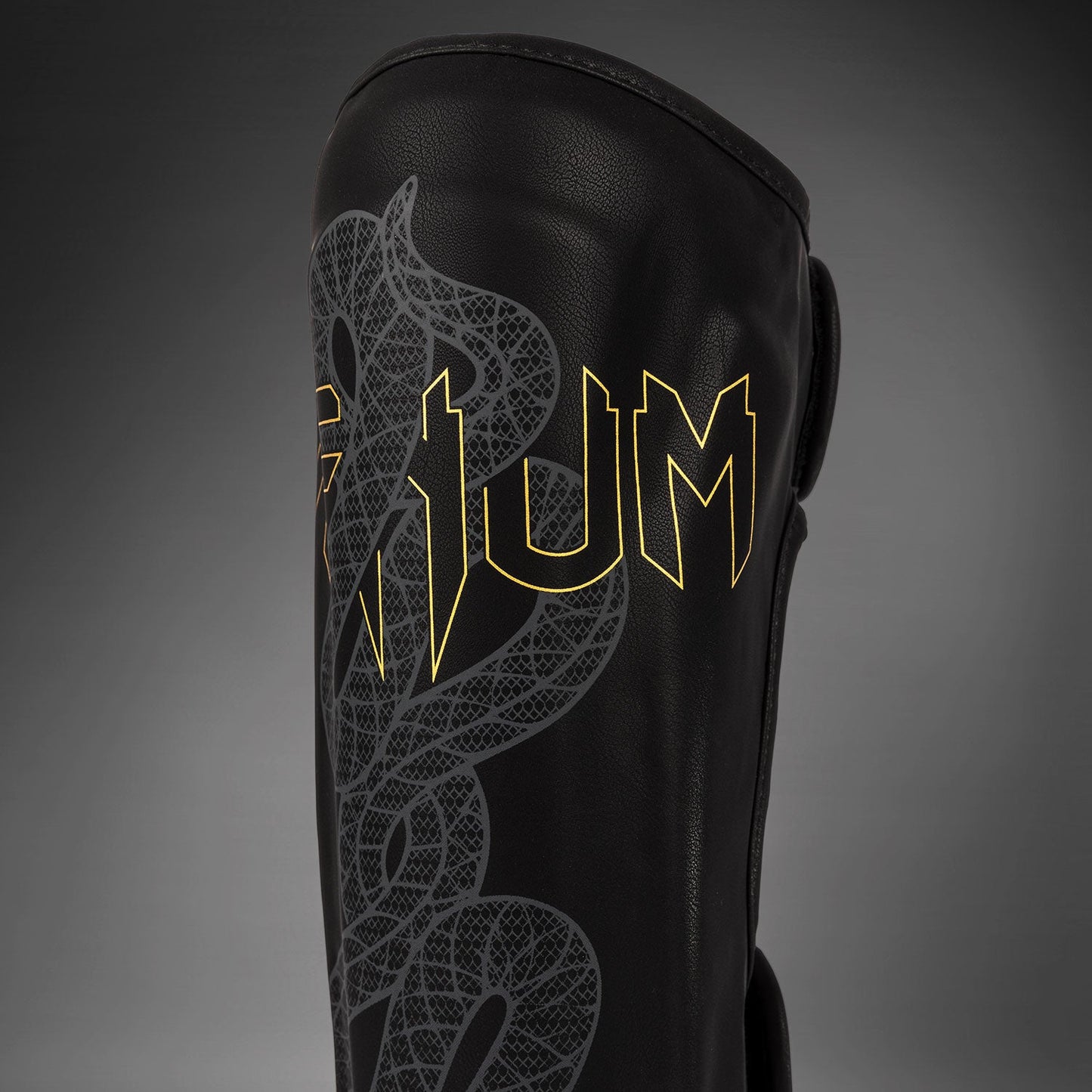 Venum Serpenti Paratibie – Nero/Argento/Oro