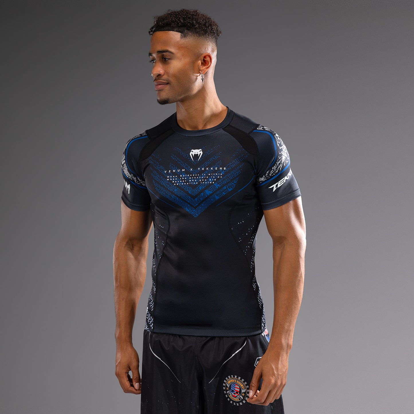 Venum x TEKKEN 8 - Paul Phoenix Rashguard a maniche Corte - Nero/Blu