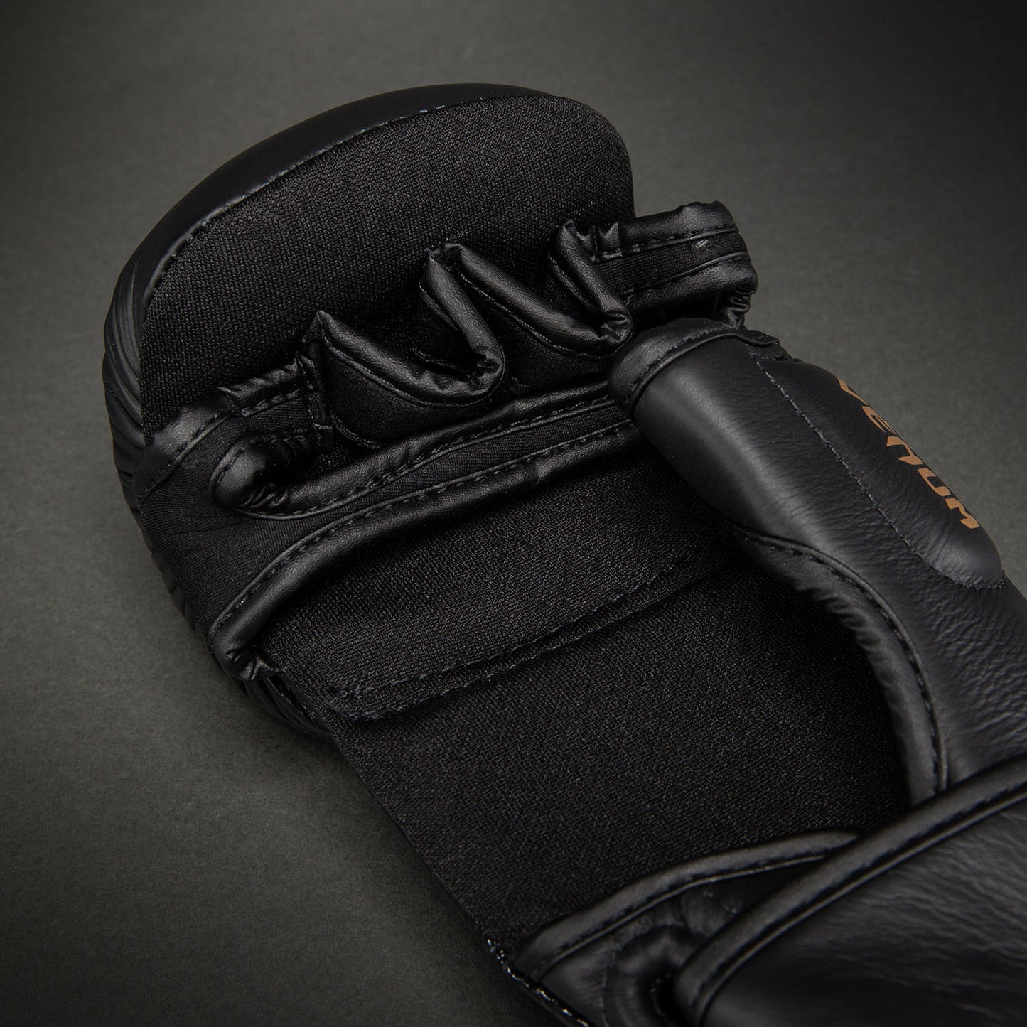 Venum Attack 2.0 Guanti da Sparring in Pelle – Nero/Oro