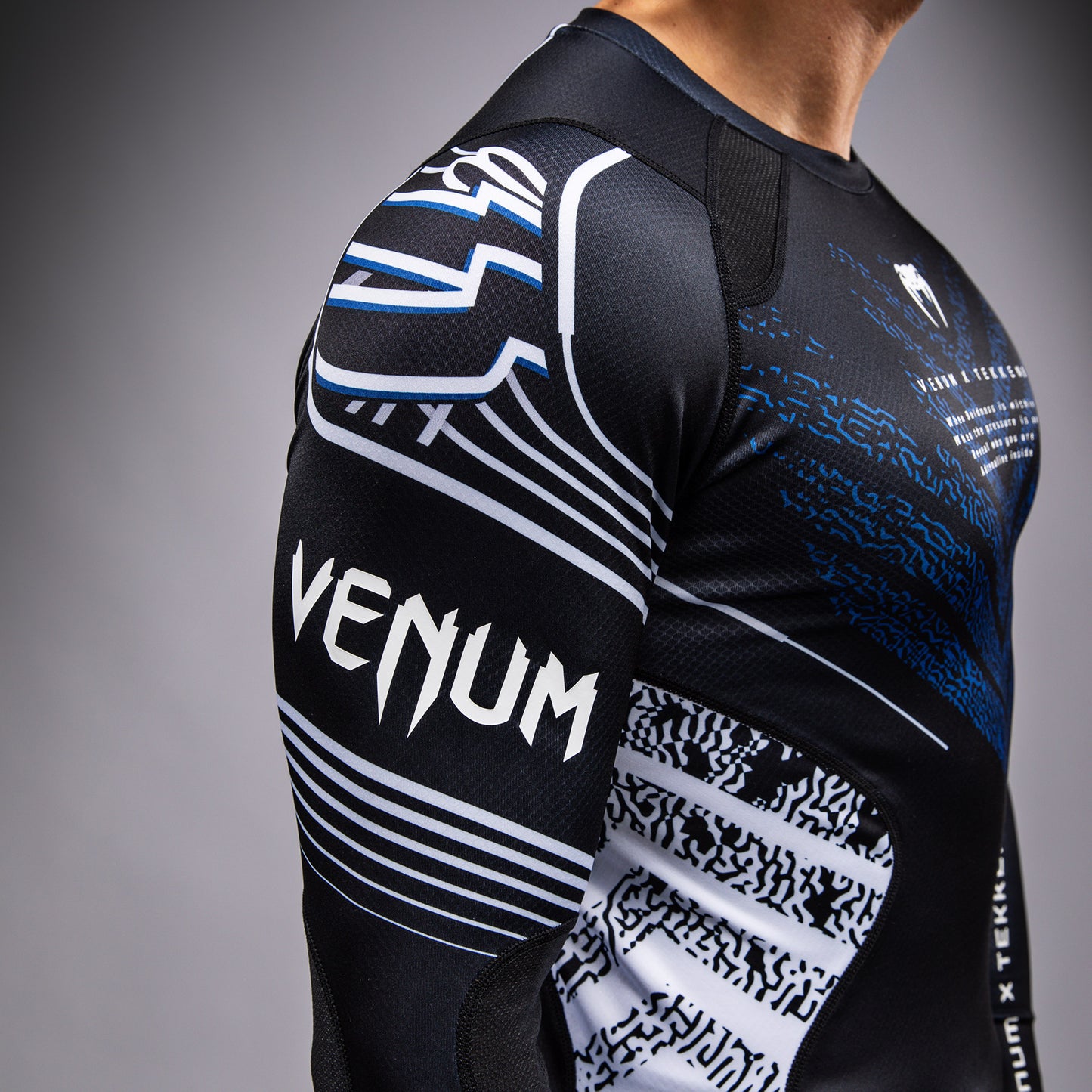 Venum x TEKKEN 8 - Jin Kazama Rashguard a maniche Lunghe - Blu/Nero/Bianco