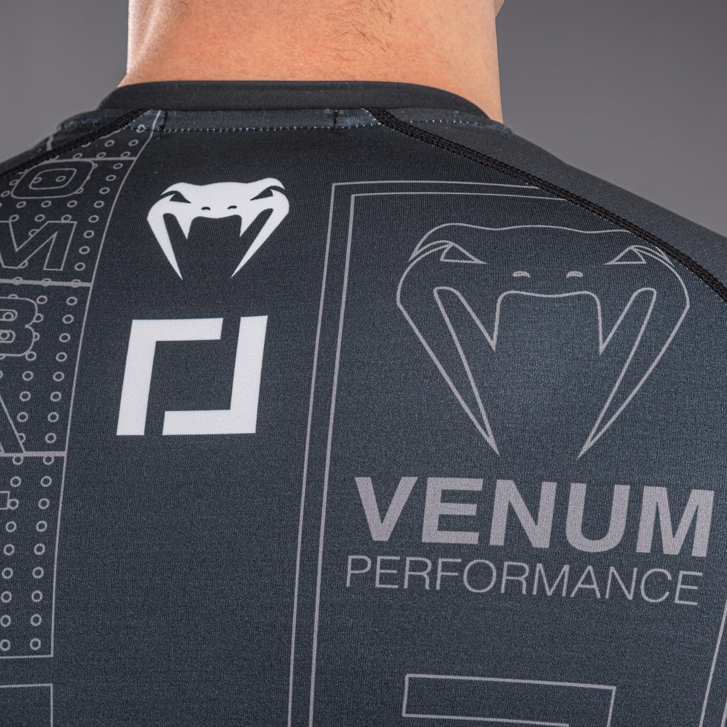 Karate Combat by Venum Rashguard a Maniche Lunghe – Nero/Grigio