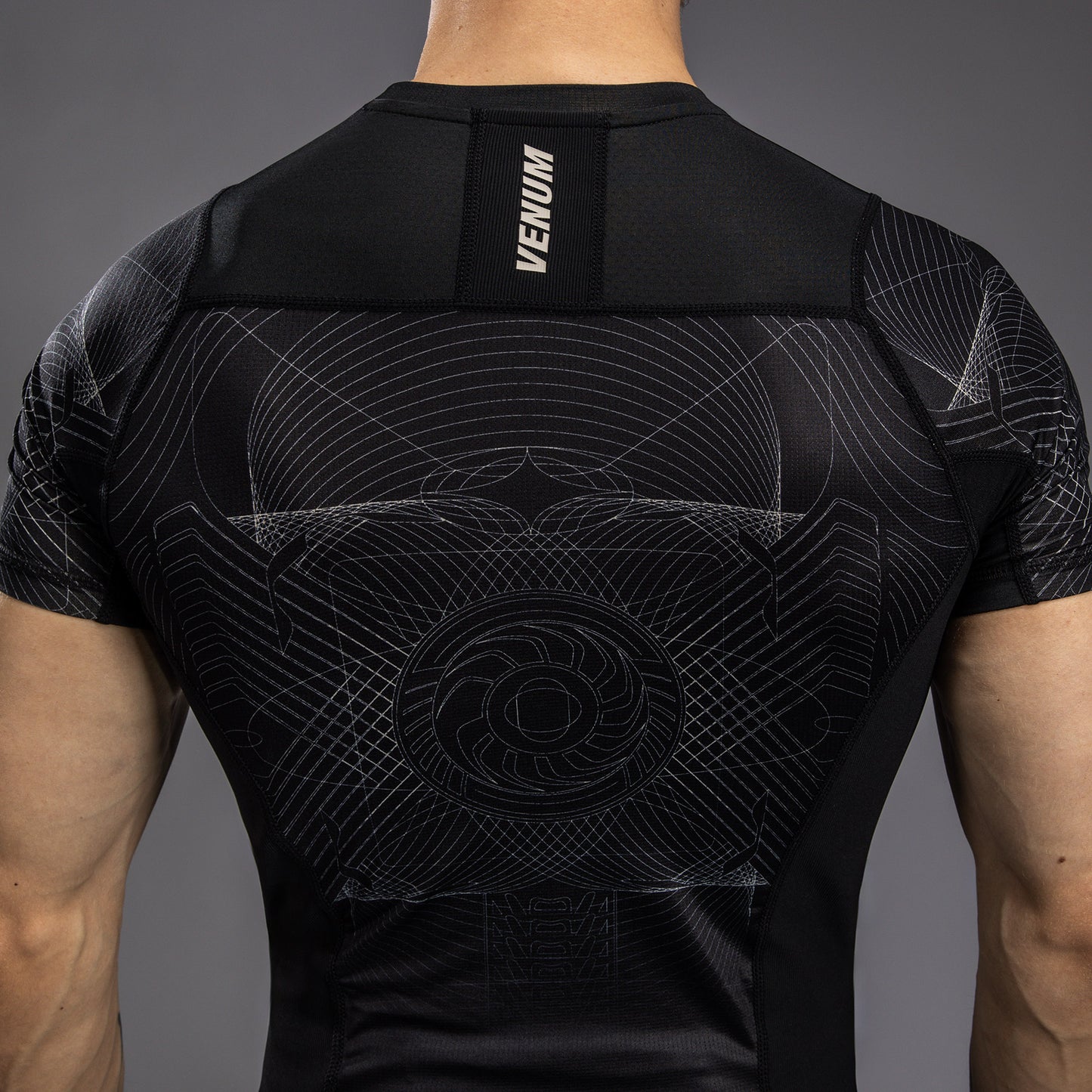 Venum G-Fit Air Rashguard a maniche Corte - Nero Profondo/Sabbia Del Deserto