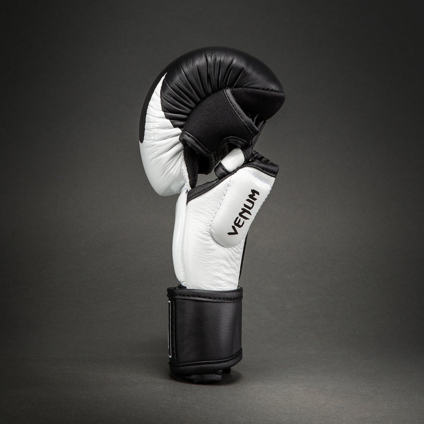 Venum Attack 2.0 Guanti da Sparring in Pelle – Nero/Bianco