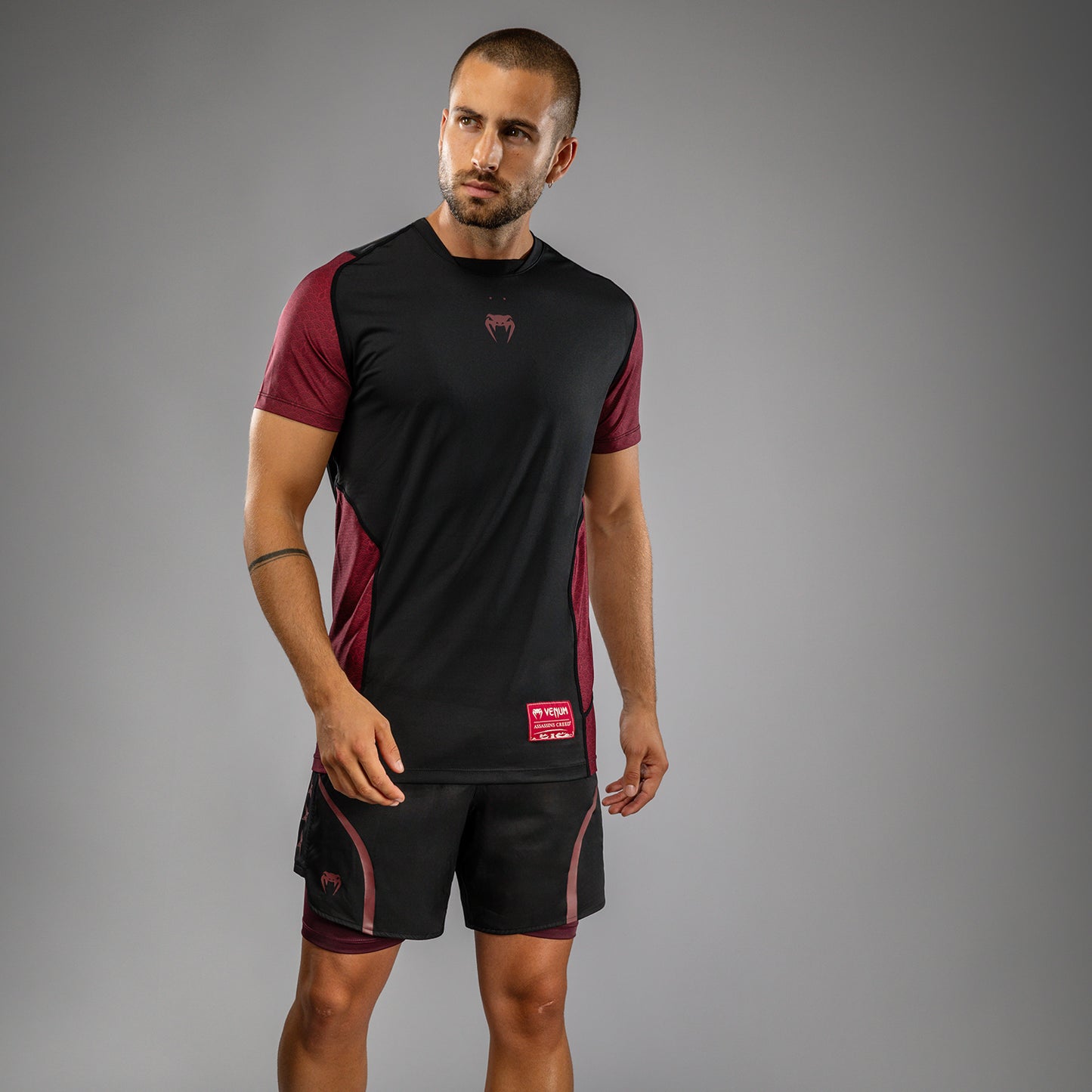 Venum x Assassin’s Creed Shadows T-Shirt Uomo Dry-Tech - Borgogna/Nero