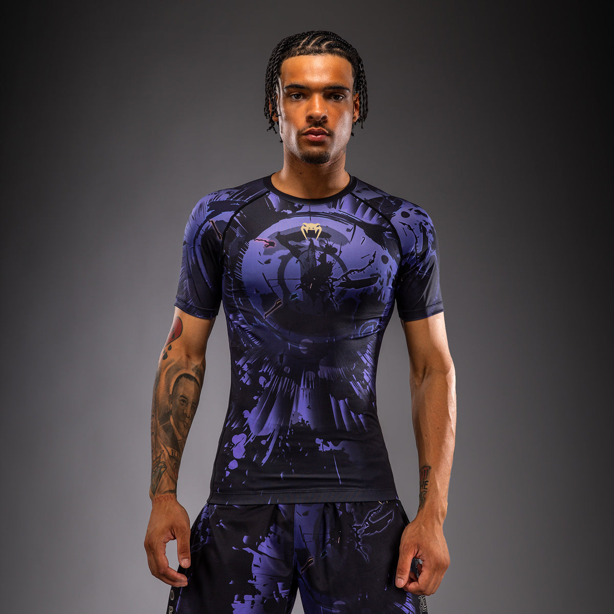 Jujutsu Kaisen x Venum Gojo Rashguard a Maniche Corte – Viola