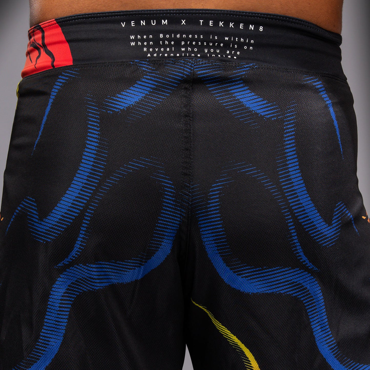 Venum x TEKKEN 8 Pantaloncini da Combattimento - Yoshimitsu - Nero/Arancione