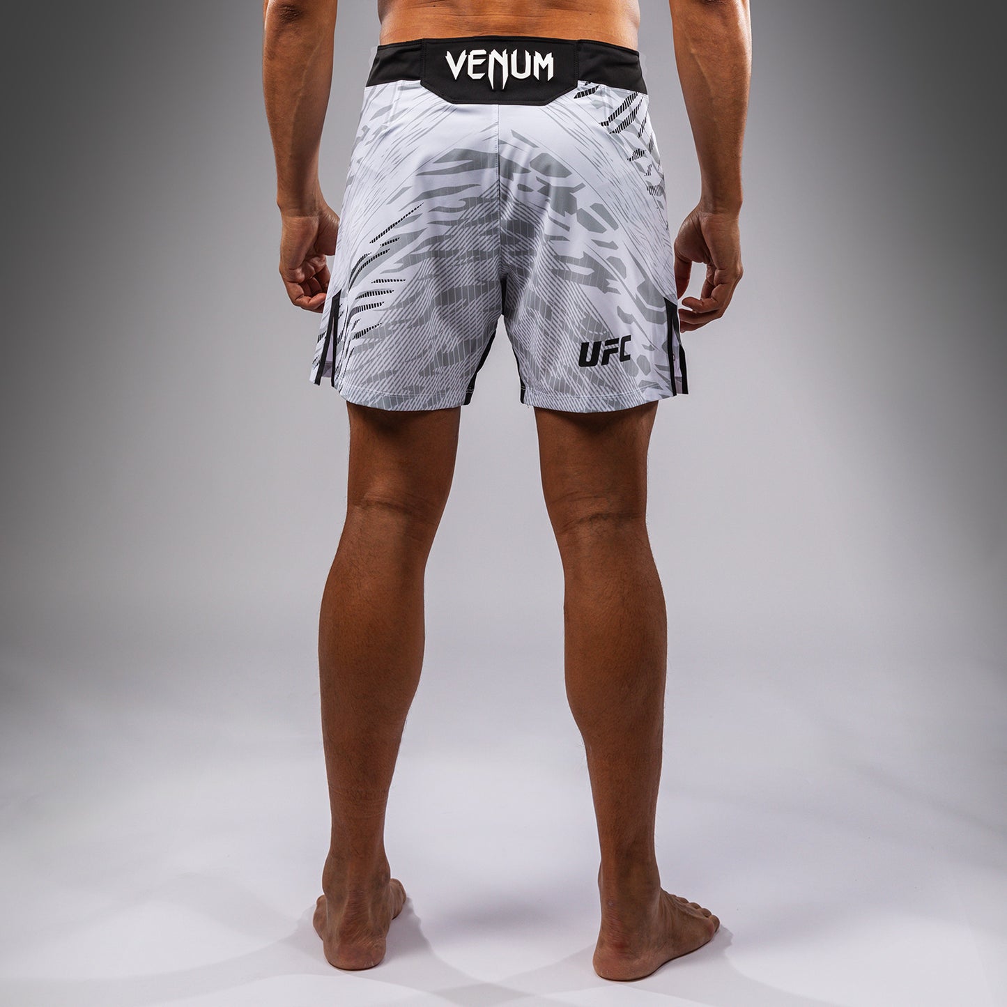UFC Fusion by Venum Authentic Fight Night Shorts da Lotta per Uomo - Fit Corto - Bianco