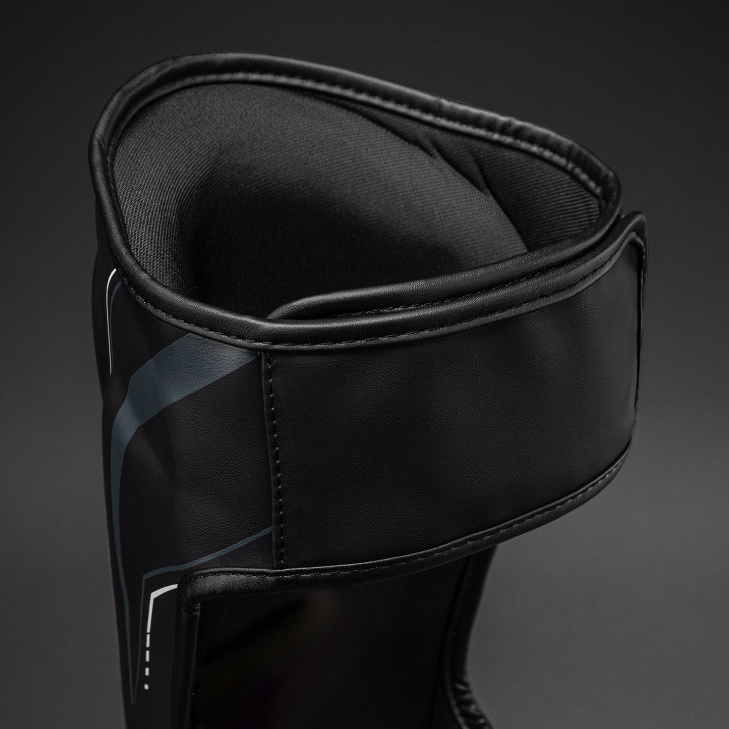 Venum Streamline Paratibie – Nero/Bianco