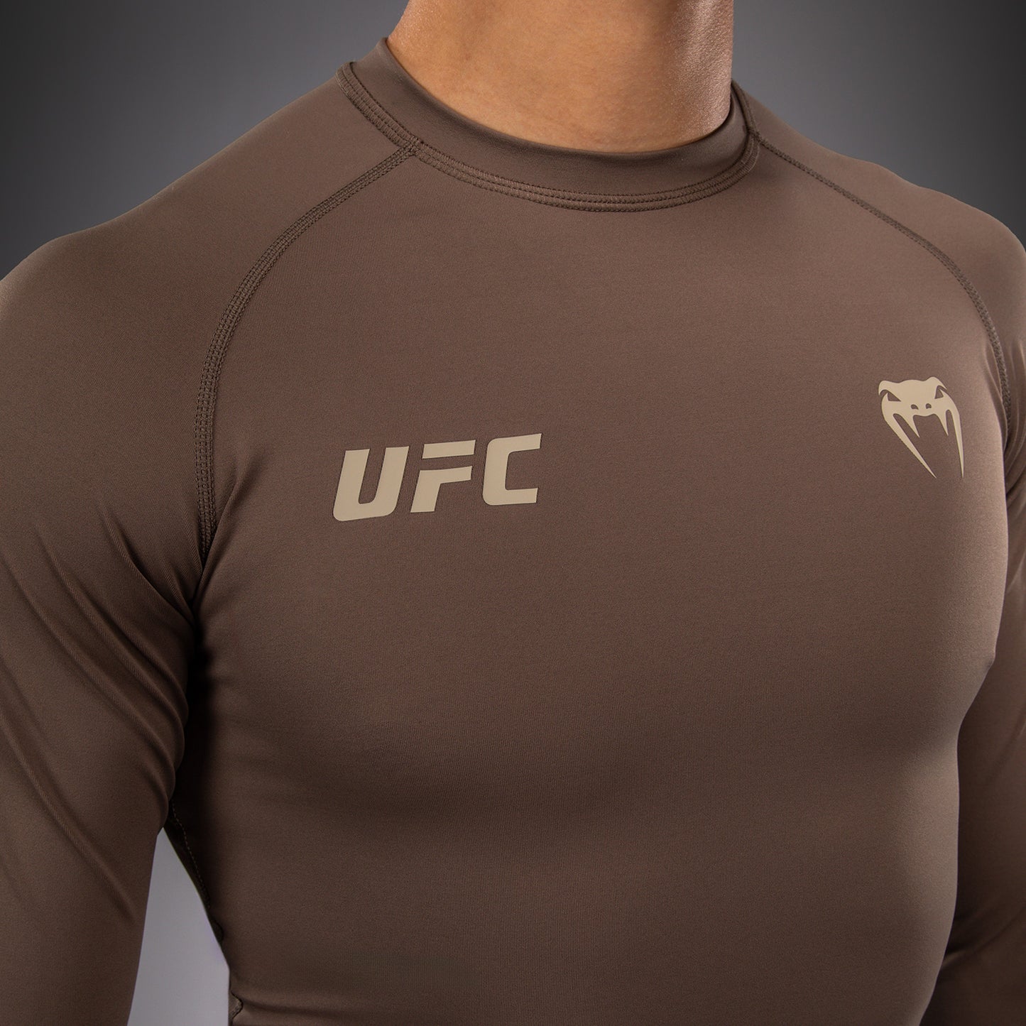 Venum UFC Unity by Venum Authentic Fight Week Rashguard Tecnica a Maniche Lunghe da Uomo - Marrone