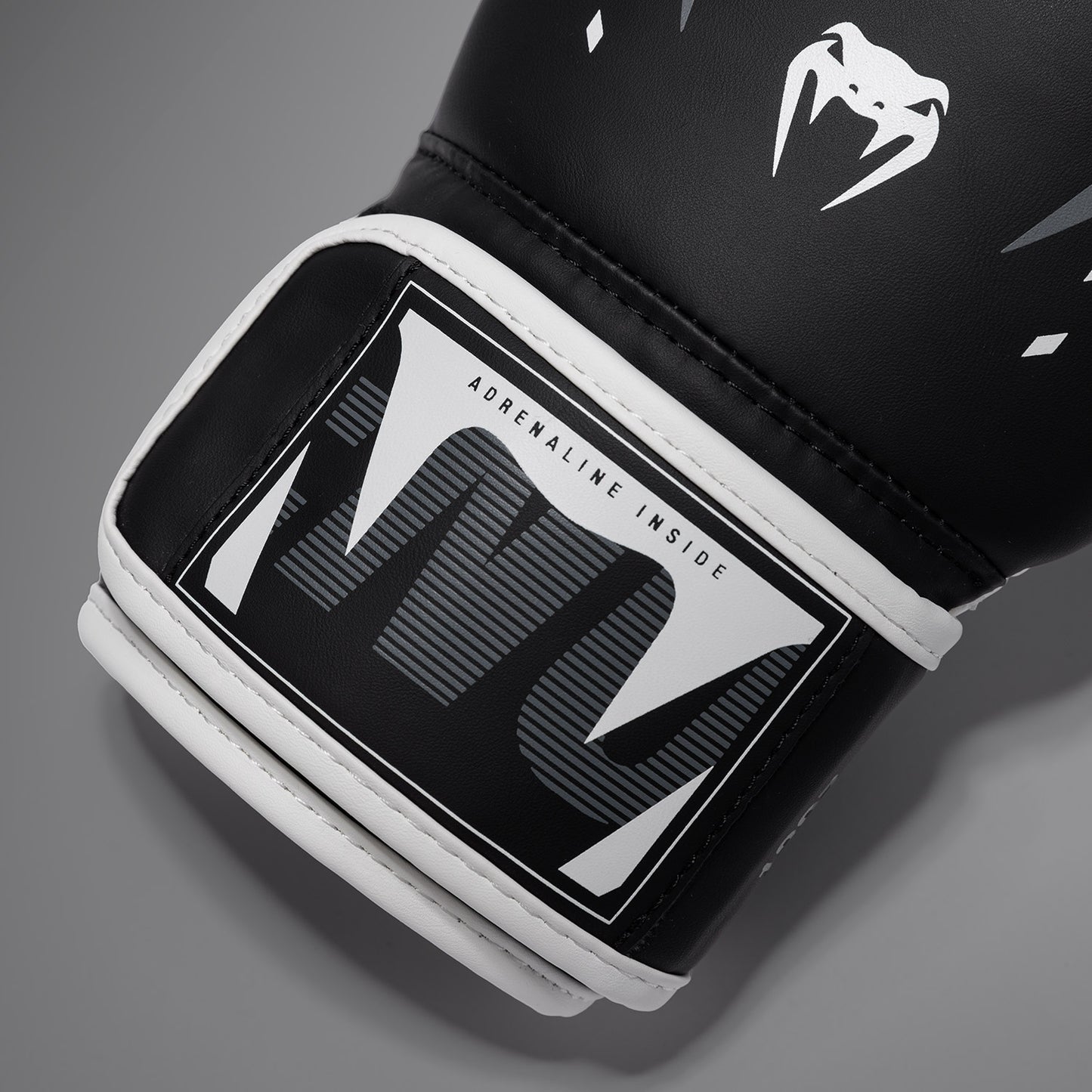 Venum Adrenaline Guantoni da Boxe – Nero/Grigio Argento