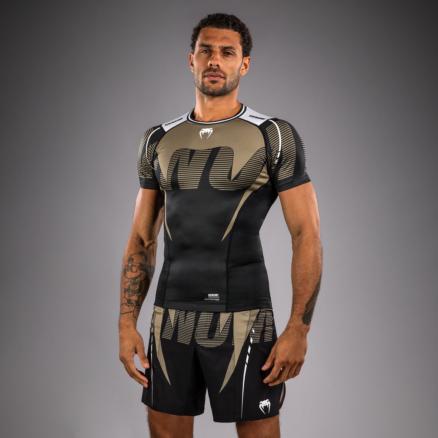 Venum Adrenaline Rashguard a maniche corte – Nero/Sabbia