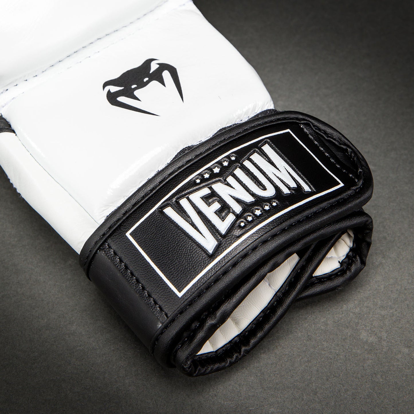 Venum Attack 2.0 Guanti da Sparring in Pelle – Nero/Bianco