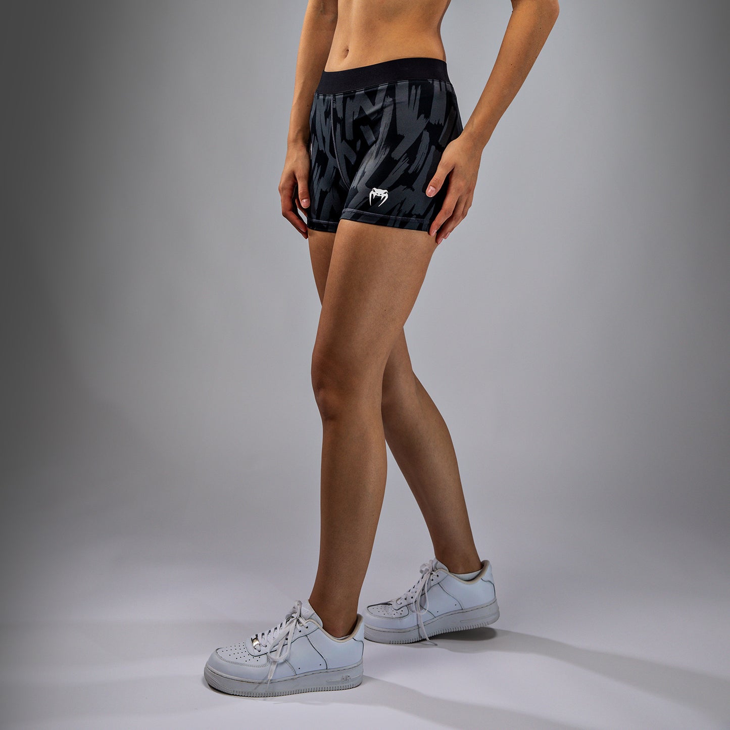 Venum Graffiti Shorts a Compressione da Donna - Carbone Urbano