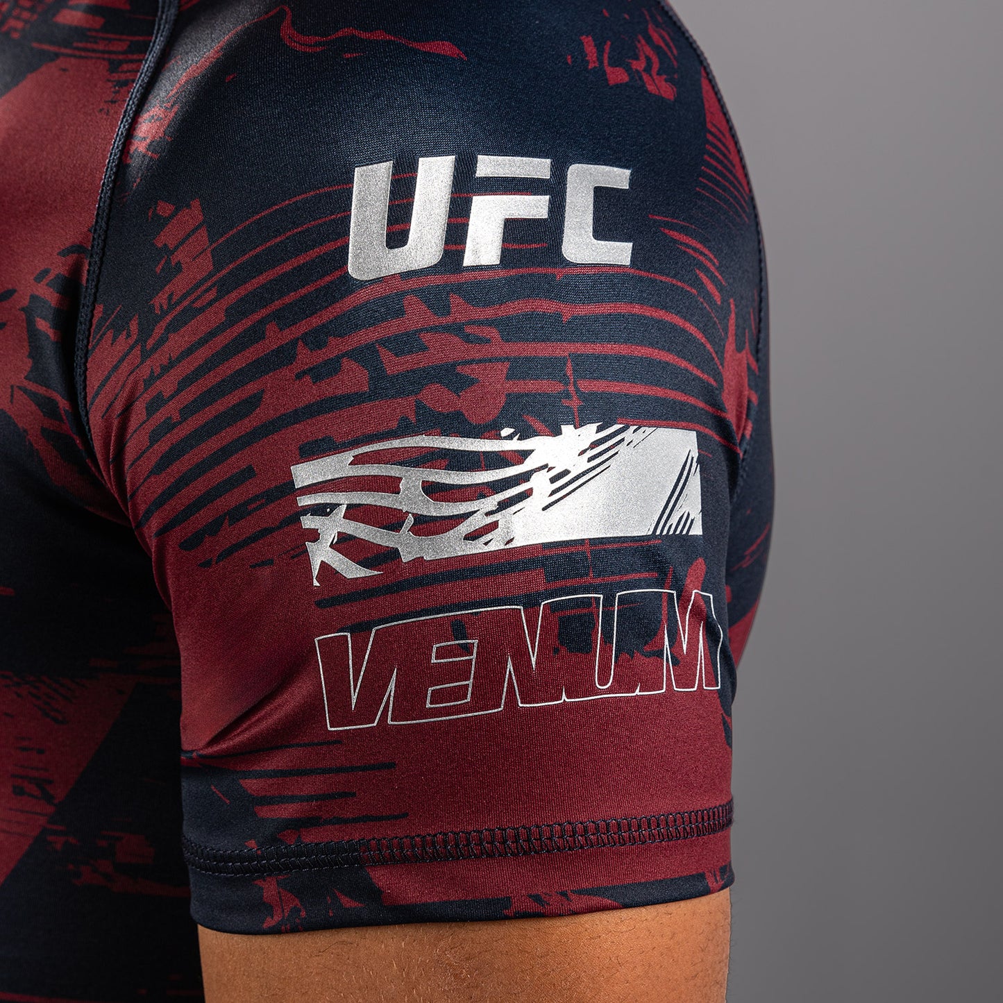 UFC Zenith by Venum Authentic Fight Week Rashguard maniche corte Performance Uomo - Blu navy/Bordeaux/Argento