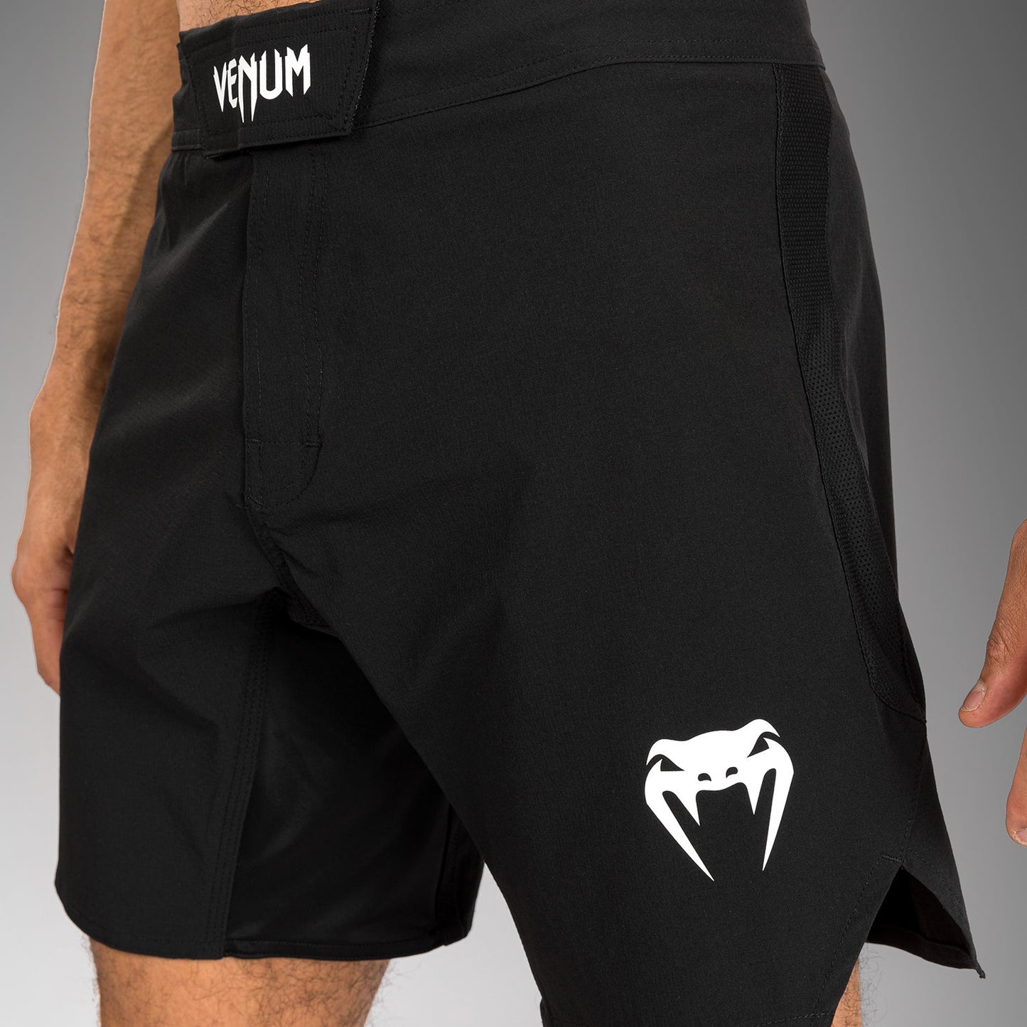Venum Contender Pantaloncini da combattimento da uomo - Nero/Bianco
