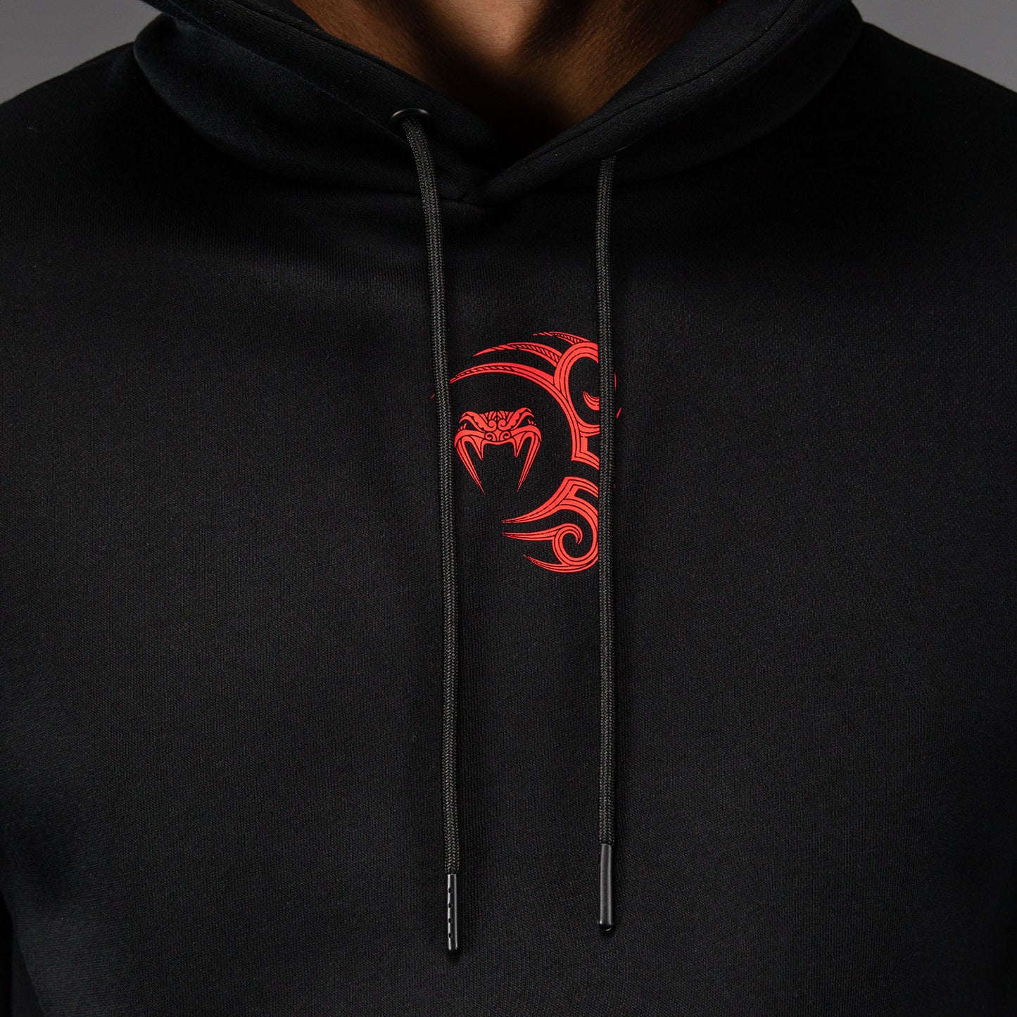 Venum x Mike Tyson Felpa con cappuccio - Nero profondo/Rosso intenso