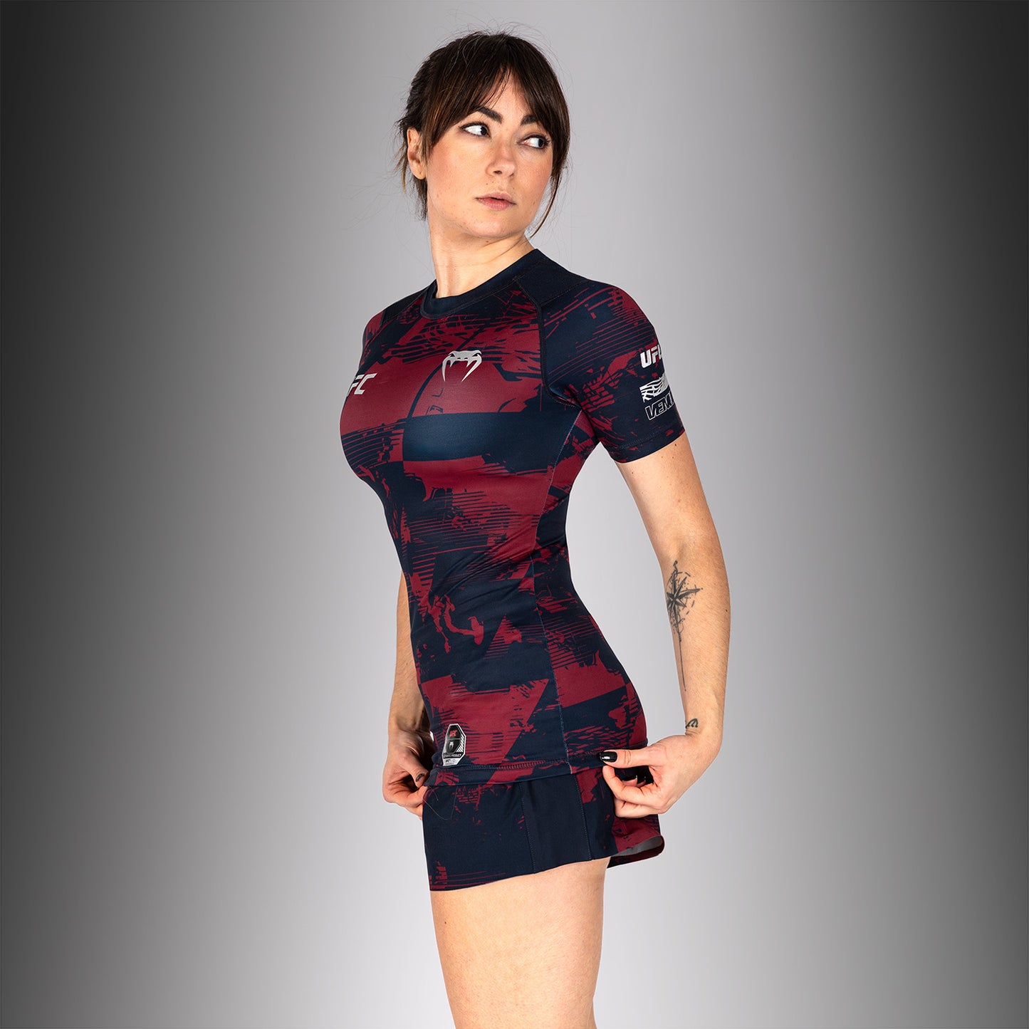 UFC Zenith by Venum Authentic Fight Week Rashguard maniche corte Performance Donna - Blu navy/Bordeaux/Argento