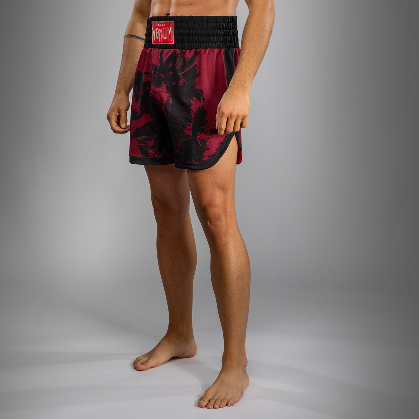 Venum x Assassin’s Creed Shadows Pantaloni da Boxe da Uomo - Borgogna/Nero