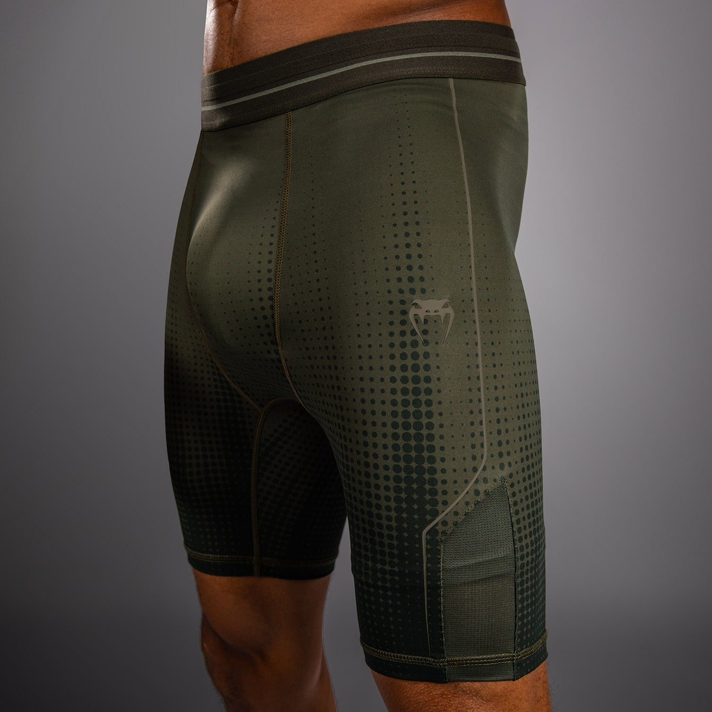 Venum Stealth Pantaloncini a Compressione – Kaki/Verde Scuro