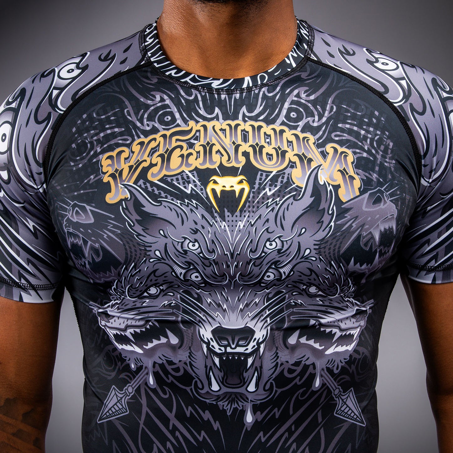 Venum Wolf Atak Rashguard a Maniche Corte – Nero/Grigio