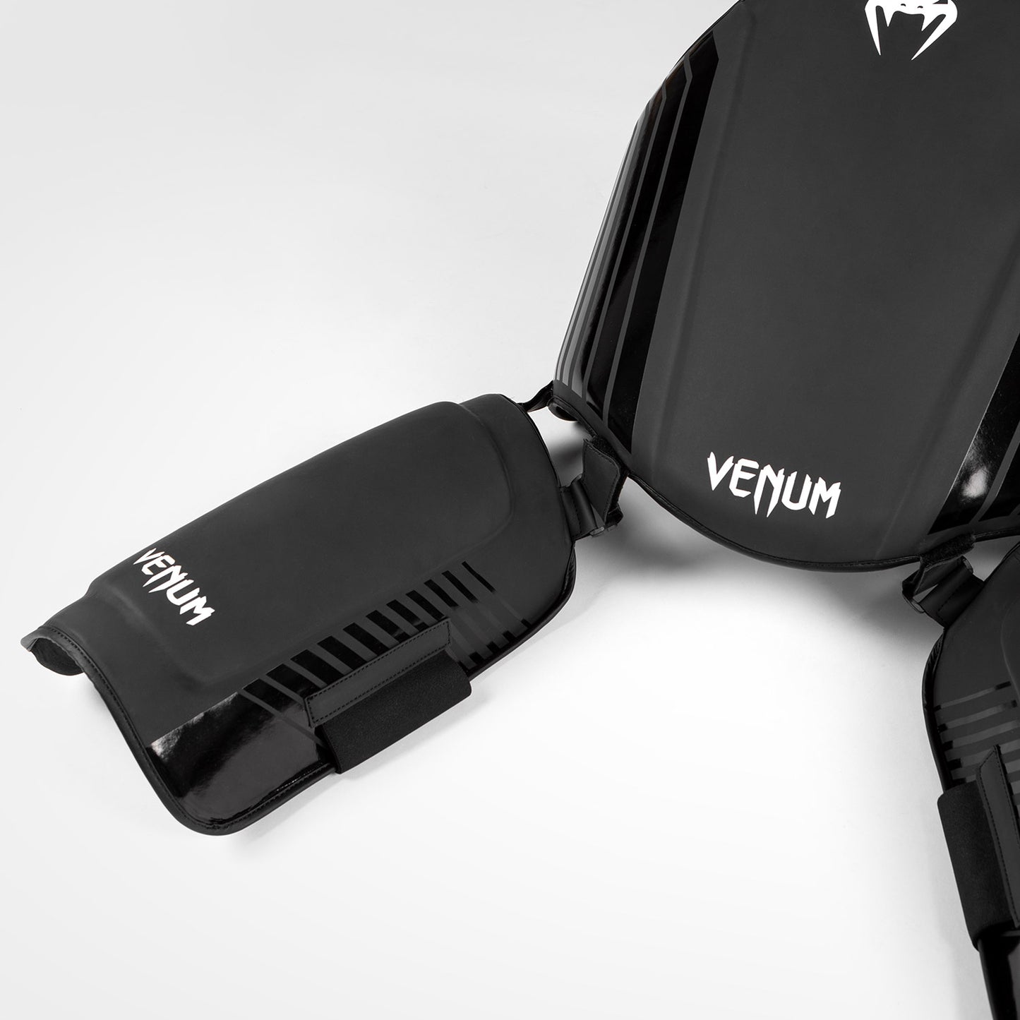 Venum Challenger Paraschiena e Paragambe - Nero/Bianco