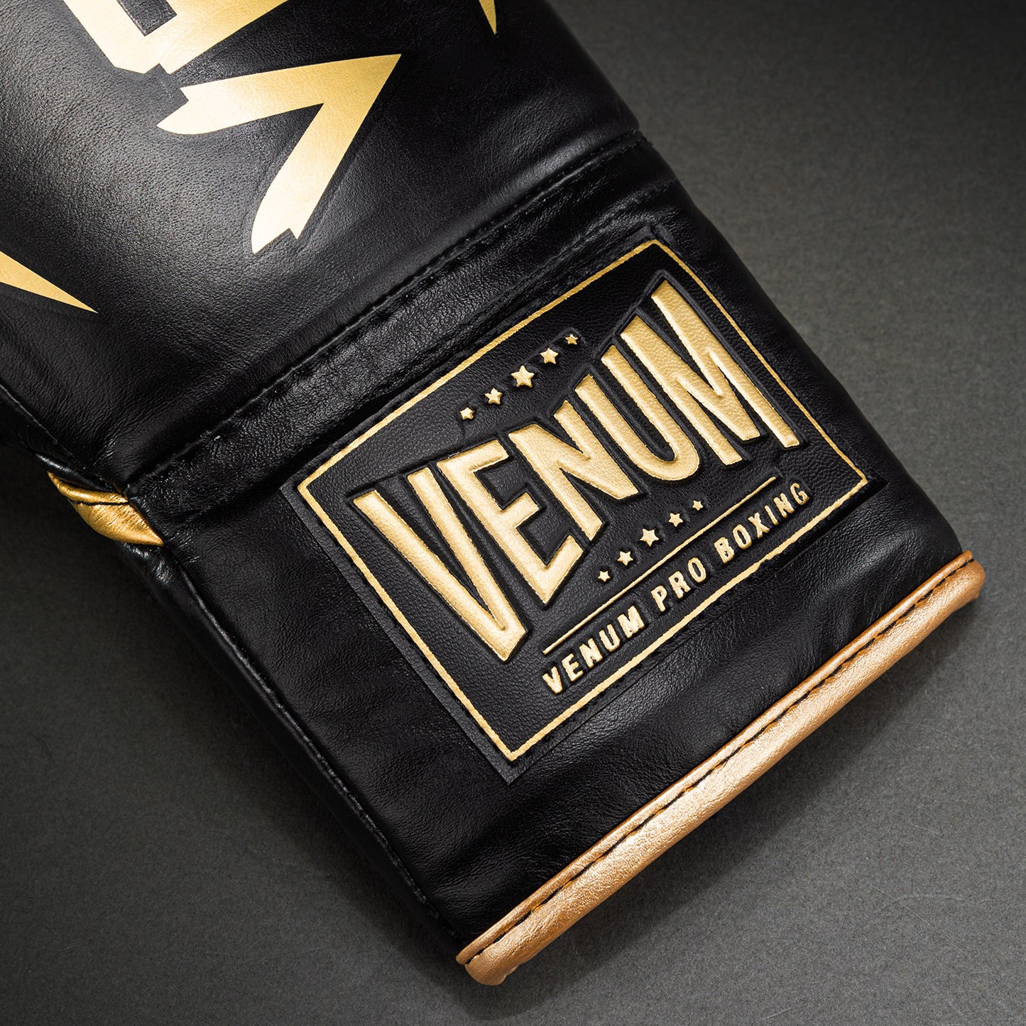 Guantoni da boxe professionali Venum Hammer con lacci - Nero/Oro