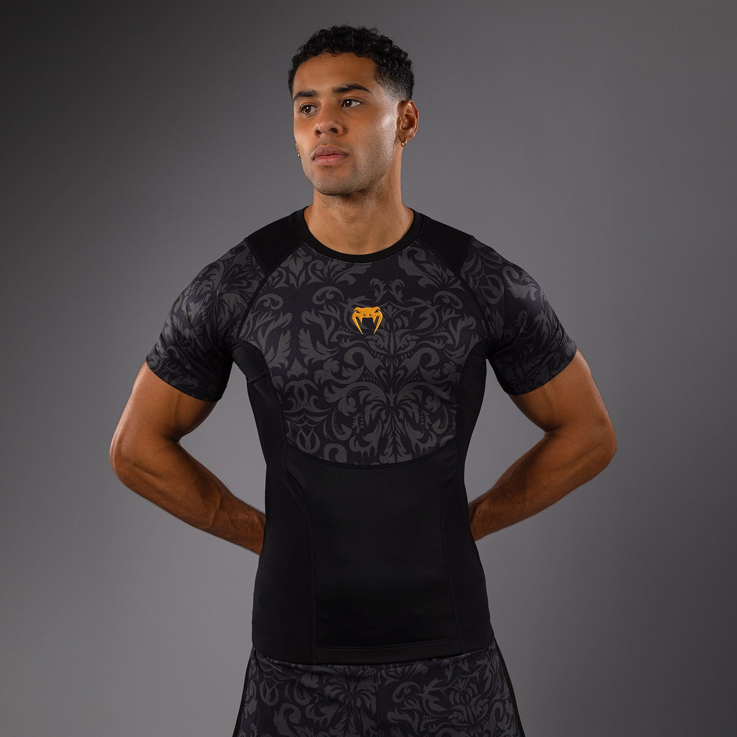 Venum x Topuria Unmatched Edition Rashguard a Maniche Corte - Nero/Oro