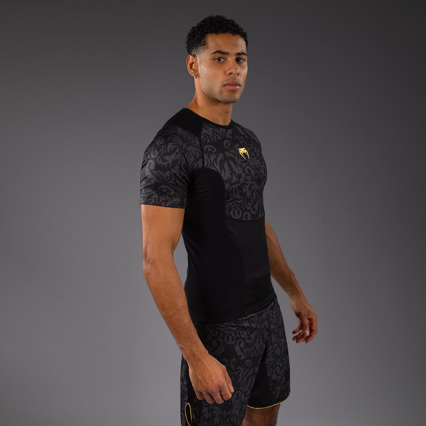 Venum x Topuria Unmatched Edition Rashguard a Maniche Corte - Nero/Oro