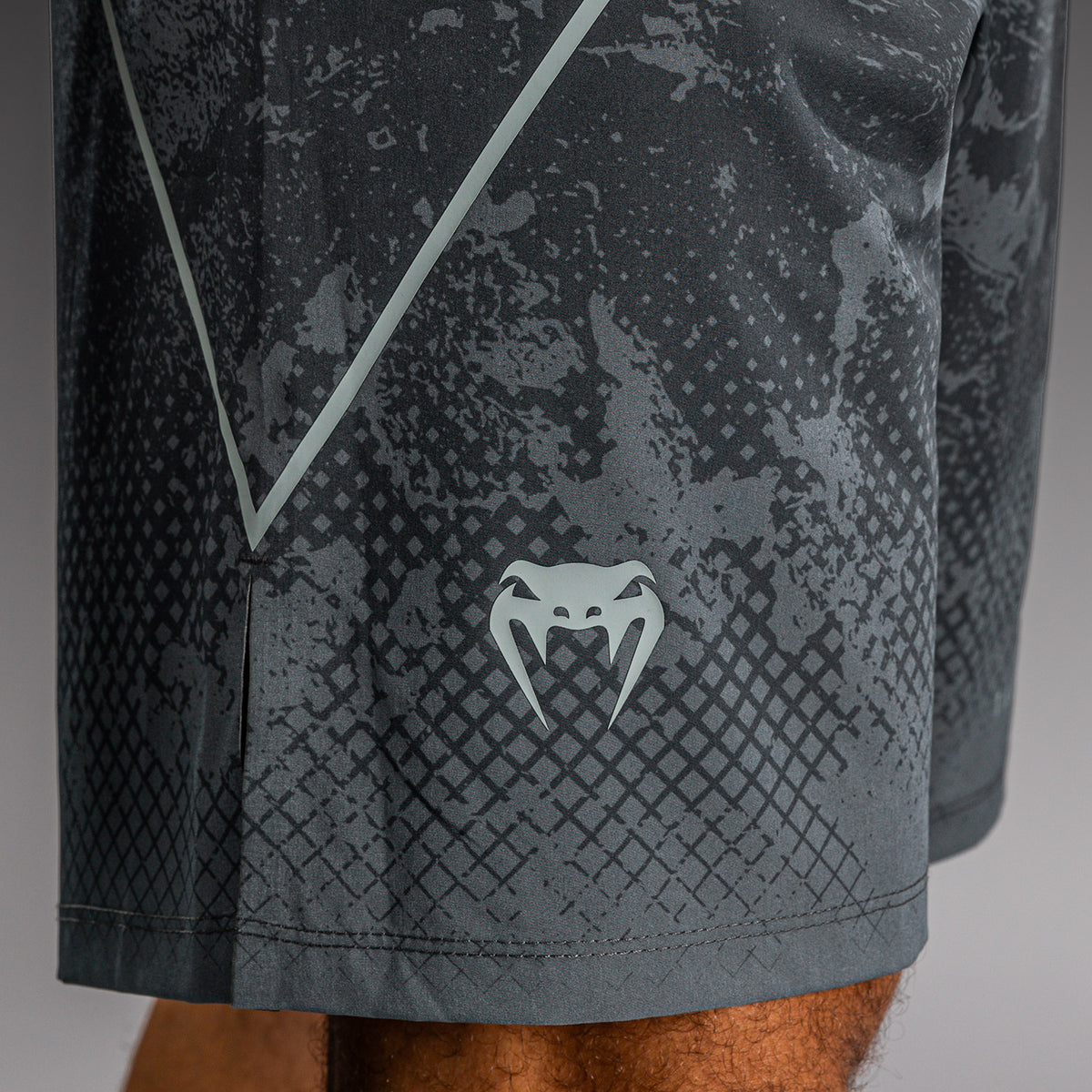 Venum x Batman Fightshort - Grigio