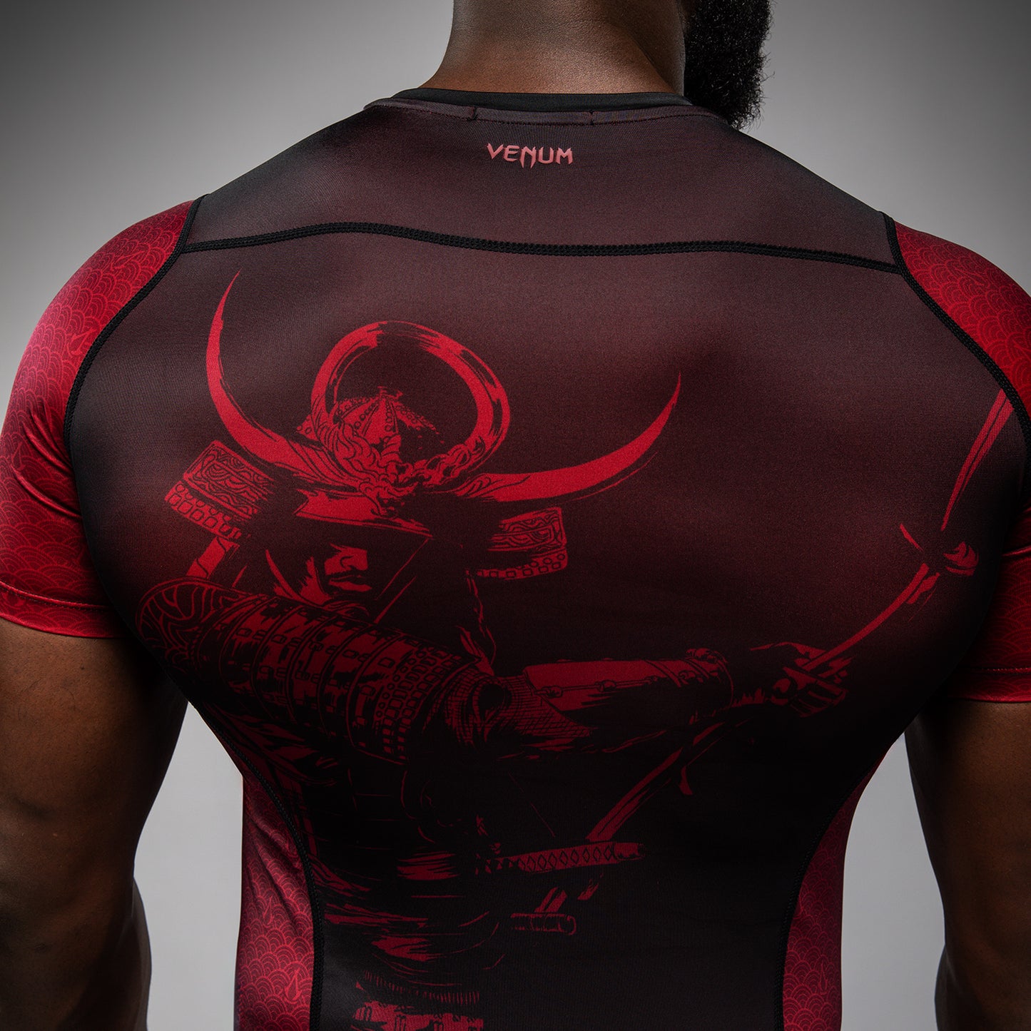 Venum x Assassin’s Creed Shadows Maglietta a maniche corte Rashguard da Uomo - Borgogna/Nero