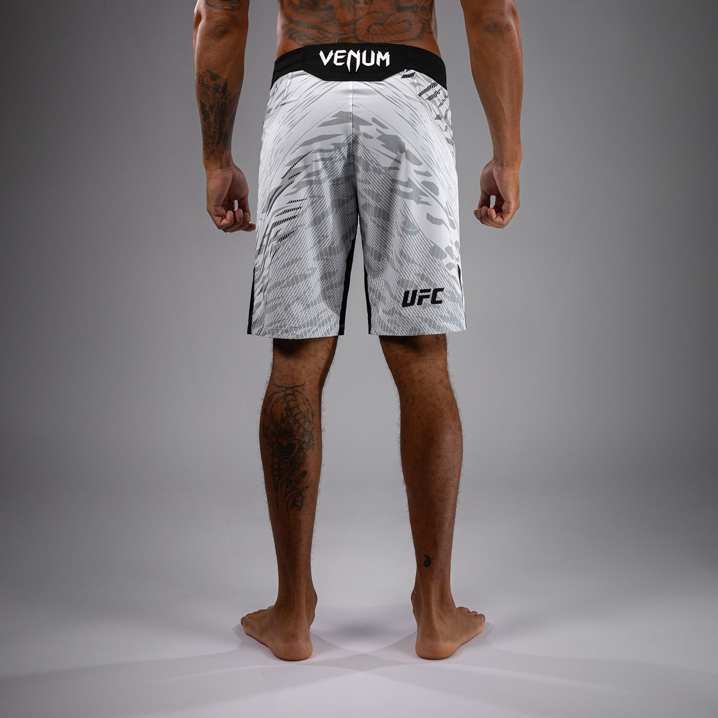 UFC Fusion by Venum Authentic Fight Night Shorts da Lotta per Uomo - Fit Largo - Bianco