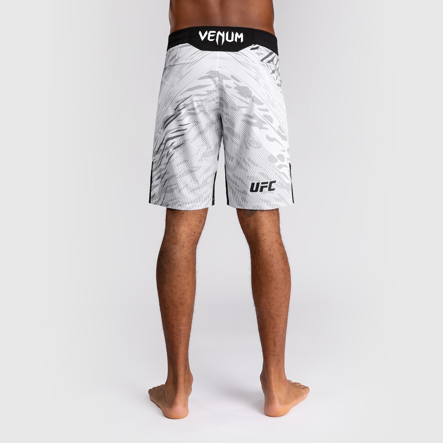 UFC Fusion by Venum Personalizzati Authentic Fight Night Shorts da Lotta per Uomo - Fit Largo - Bianco