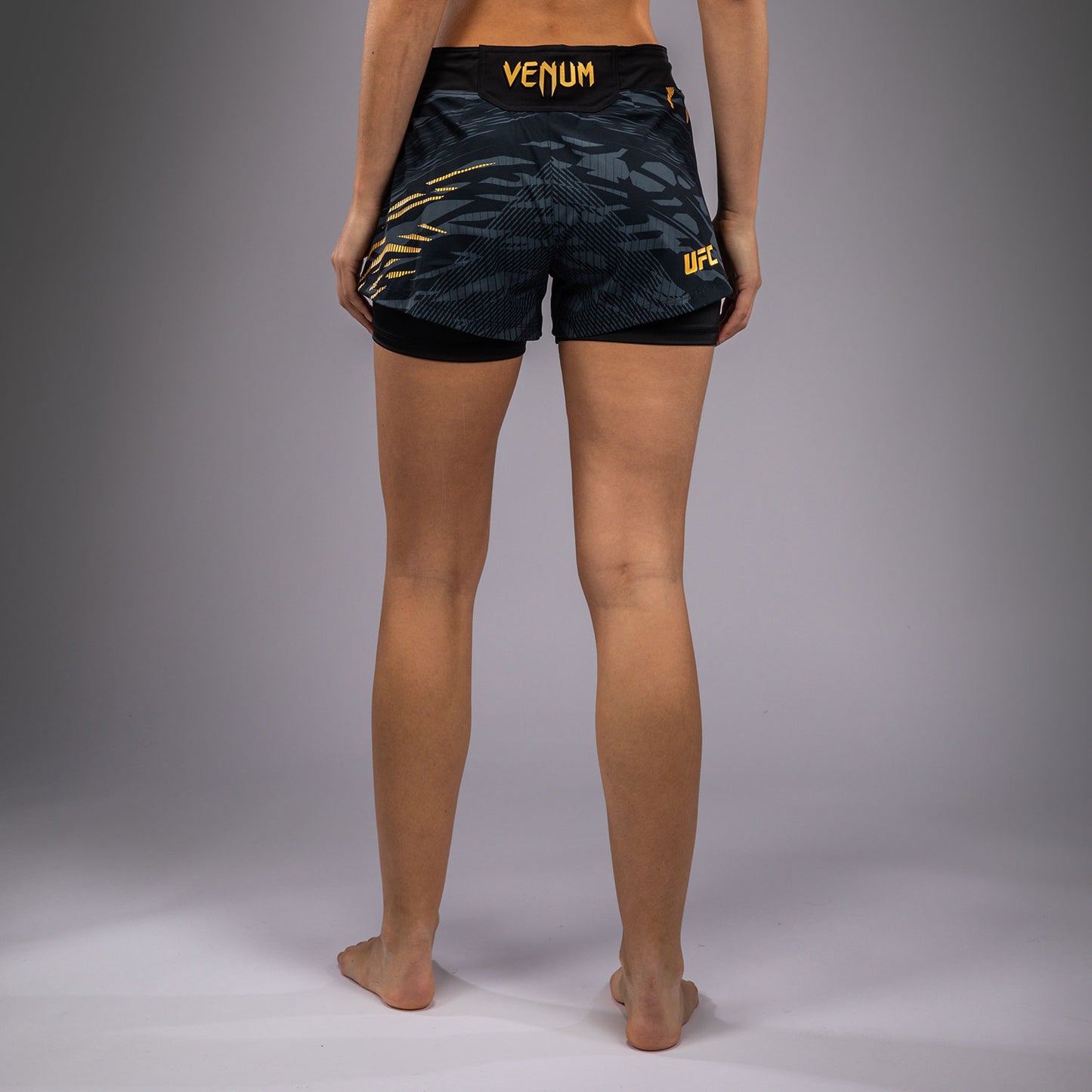 UFC Fusion by Venum Authentic Fight Night Shorts da Lotta per Donna - Champion