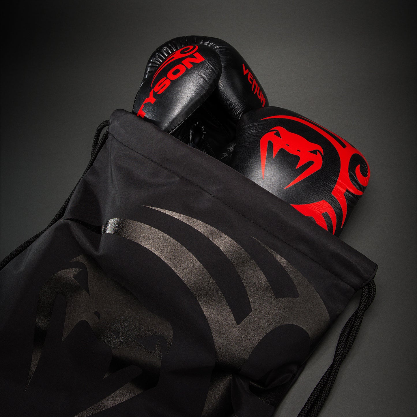 Venum Giant 2.0 Mike Tyson Pro Guantoni da Boxe con Lacci – Nero/Rosso - Borsa inclusa