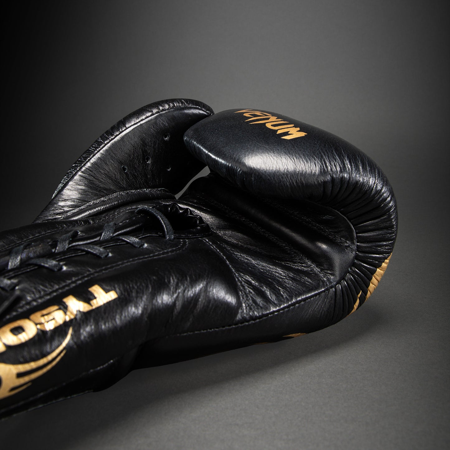 Venum Giant 2.0 Mike Tyson Pro Guantoni da boxe con Lacci – Nero/Oro - Borsa inclusa