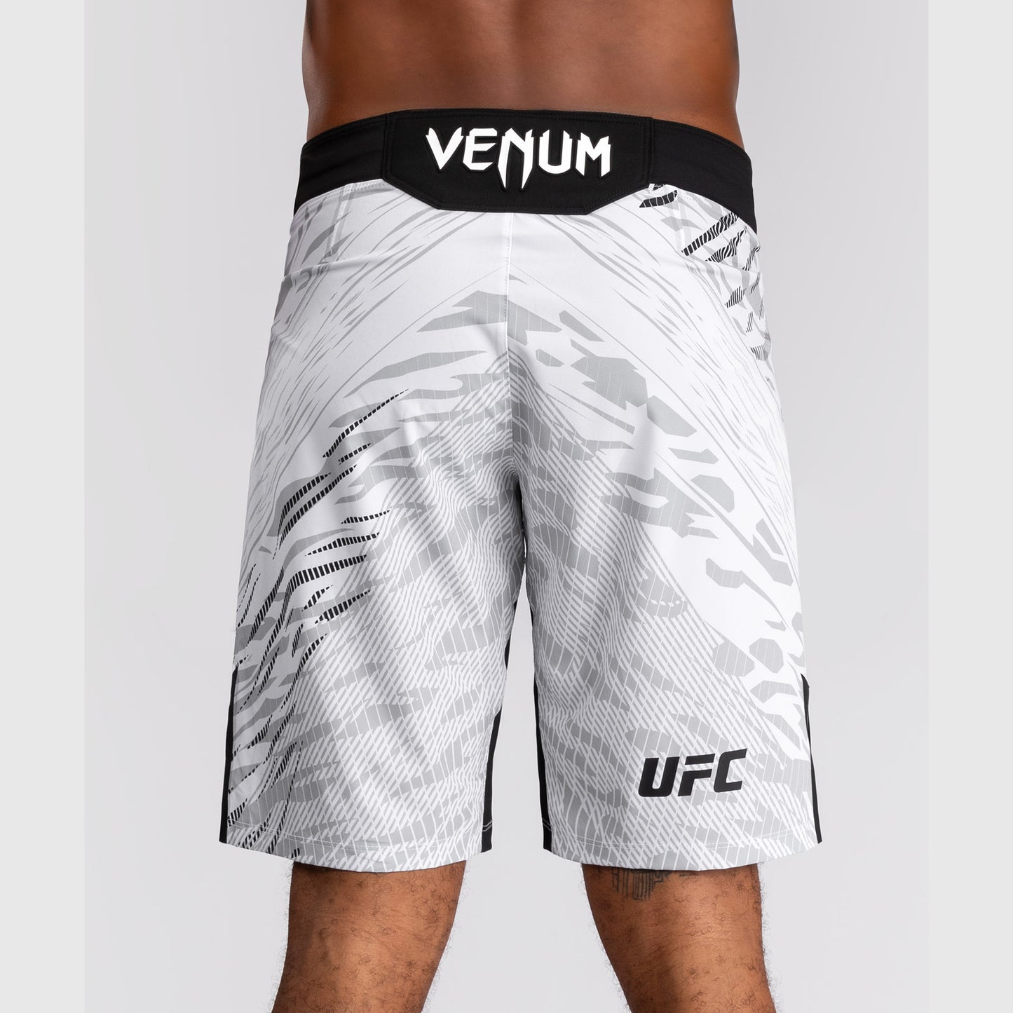 UFC Fusion by Venum Personalizzati Authentic Fight Night Shorts da Lotta per Uomo - Fit Largo - Bianco