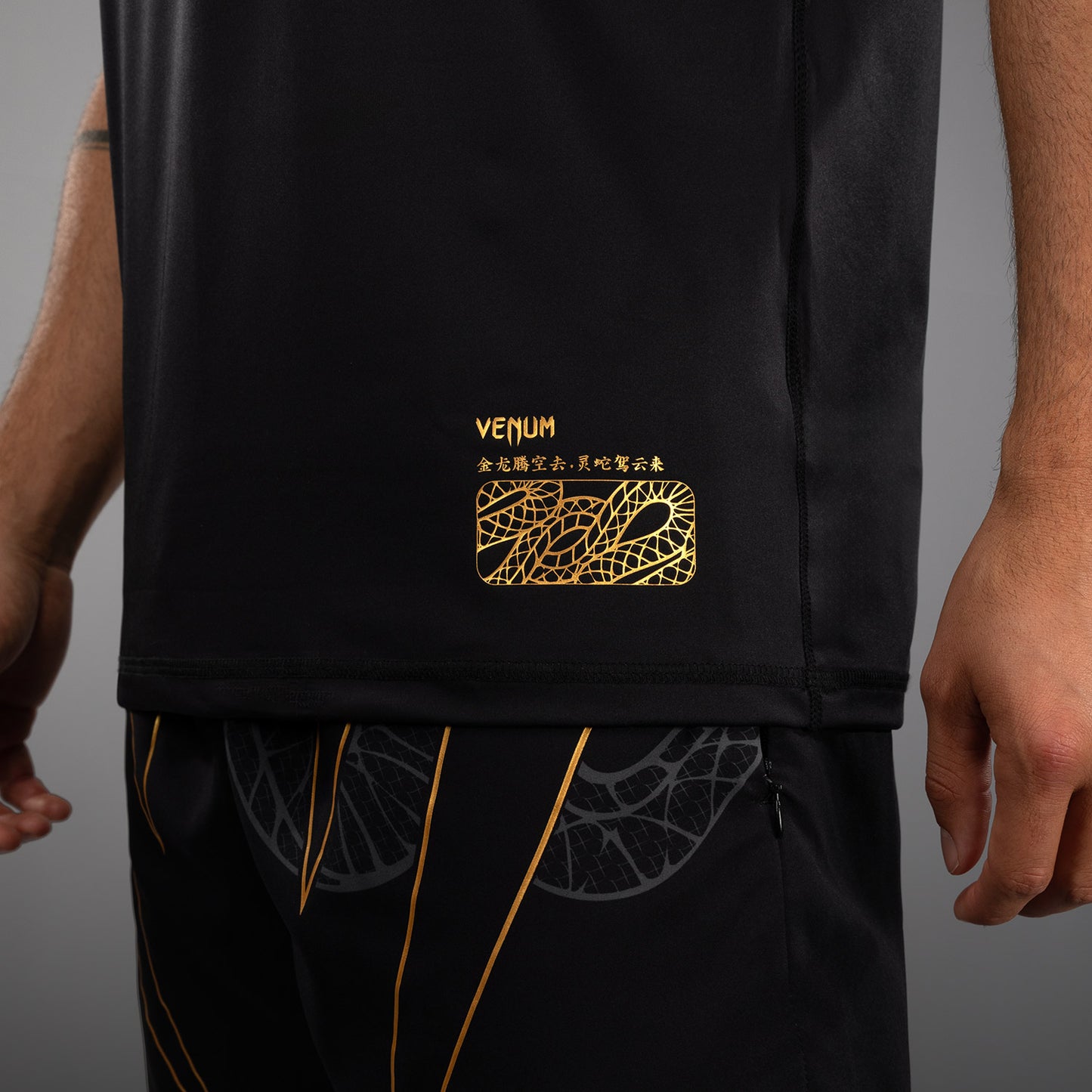 Venum Serpenti Dry Tech T-Shirt – Nero/Argento/Oro