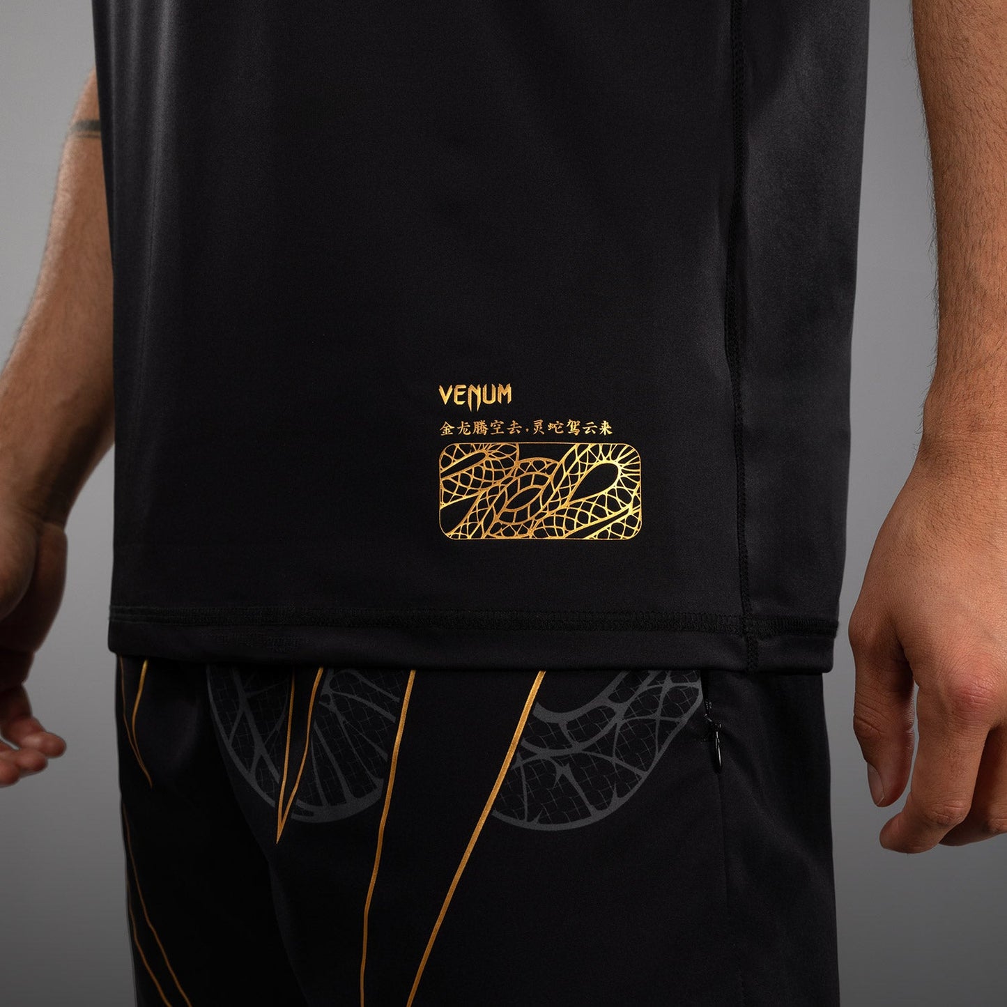 Venum Serpenti Dry Tech T-Shirt – Nero/Argento/Oro