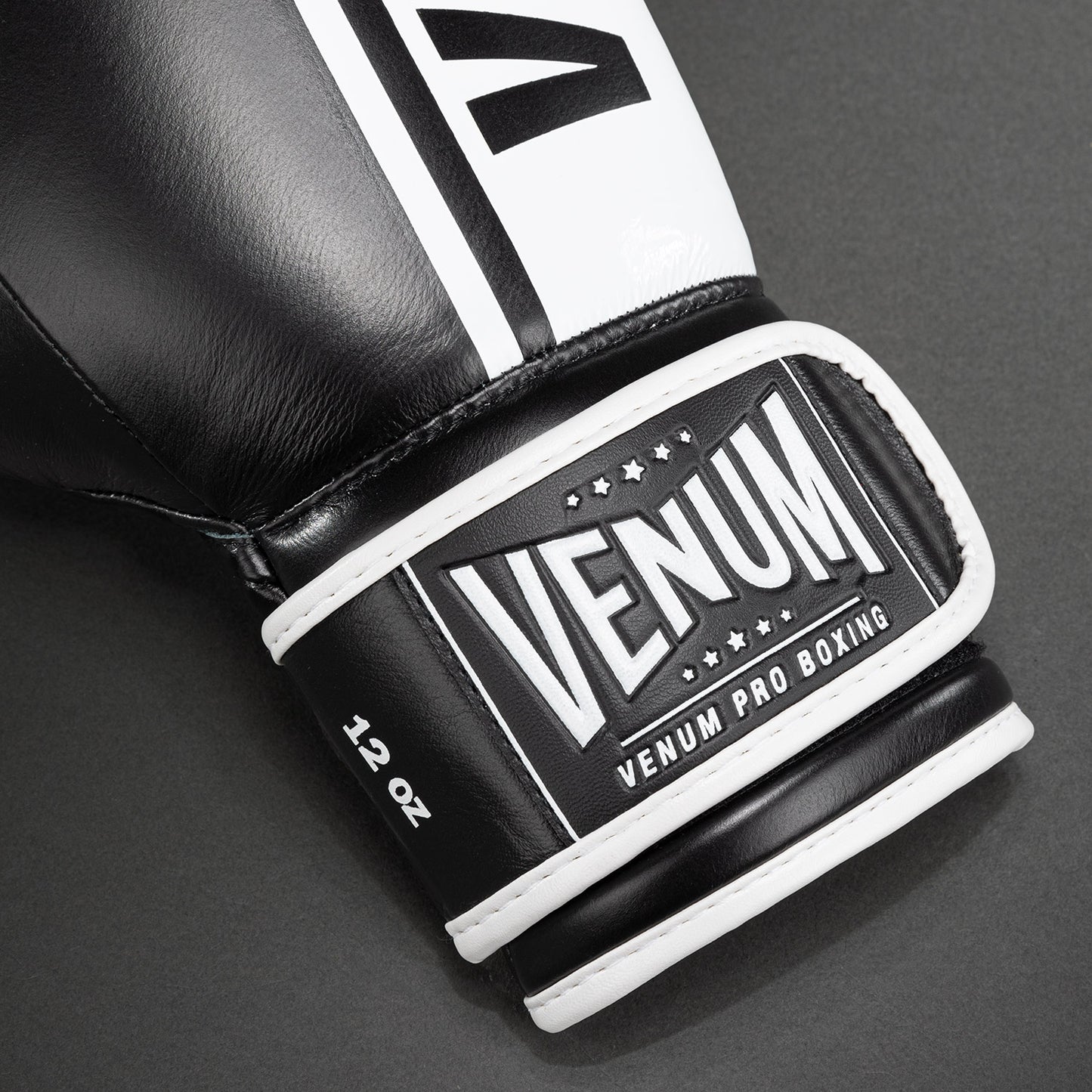 Guantoni da boxe Venum Shield Pro con chiusura in velcro - Nero/Bianco