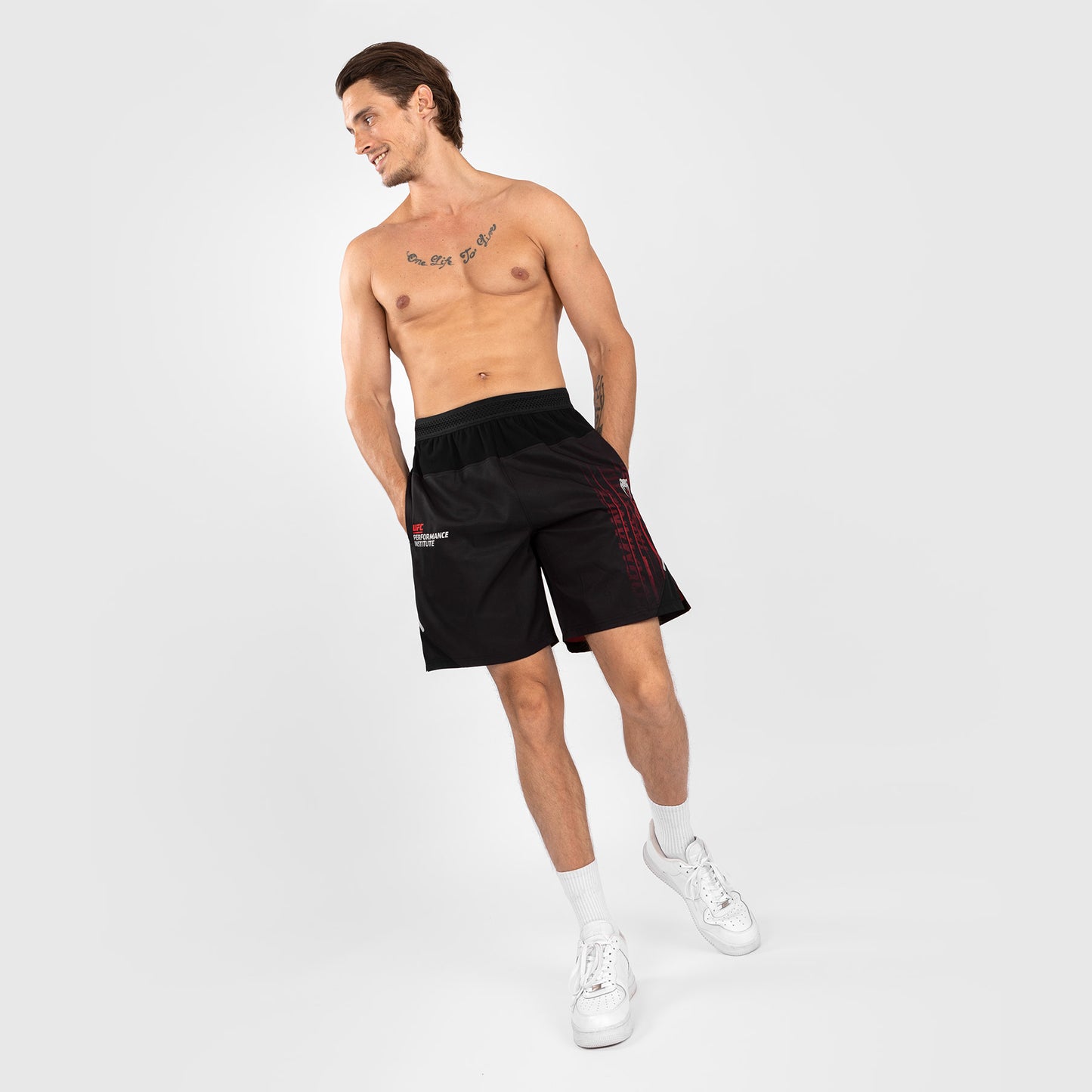 UFC Venum Performance Institute 2.0 Pantaloncini da uomo - Nero/Rosso