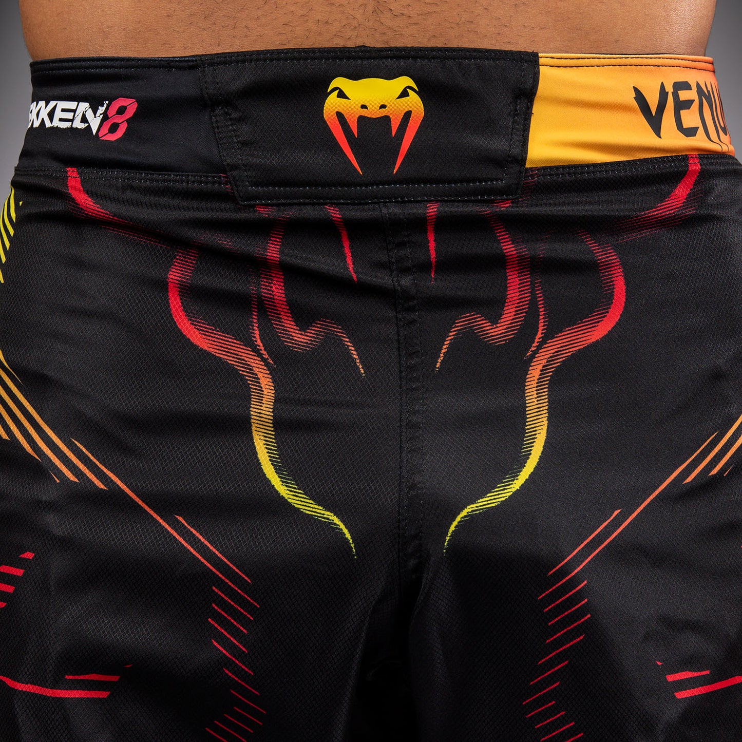 Venum x TEKKEN 8 Pantaloncini da Combattimento - Yoshimitsu - Nero/Arancione