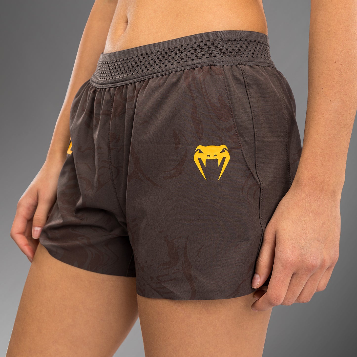 UFC Fusion by Venum Fight Week Shorts Performance per Donna - Marrone terra