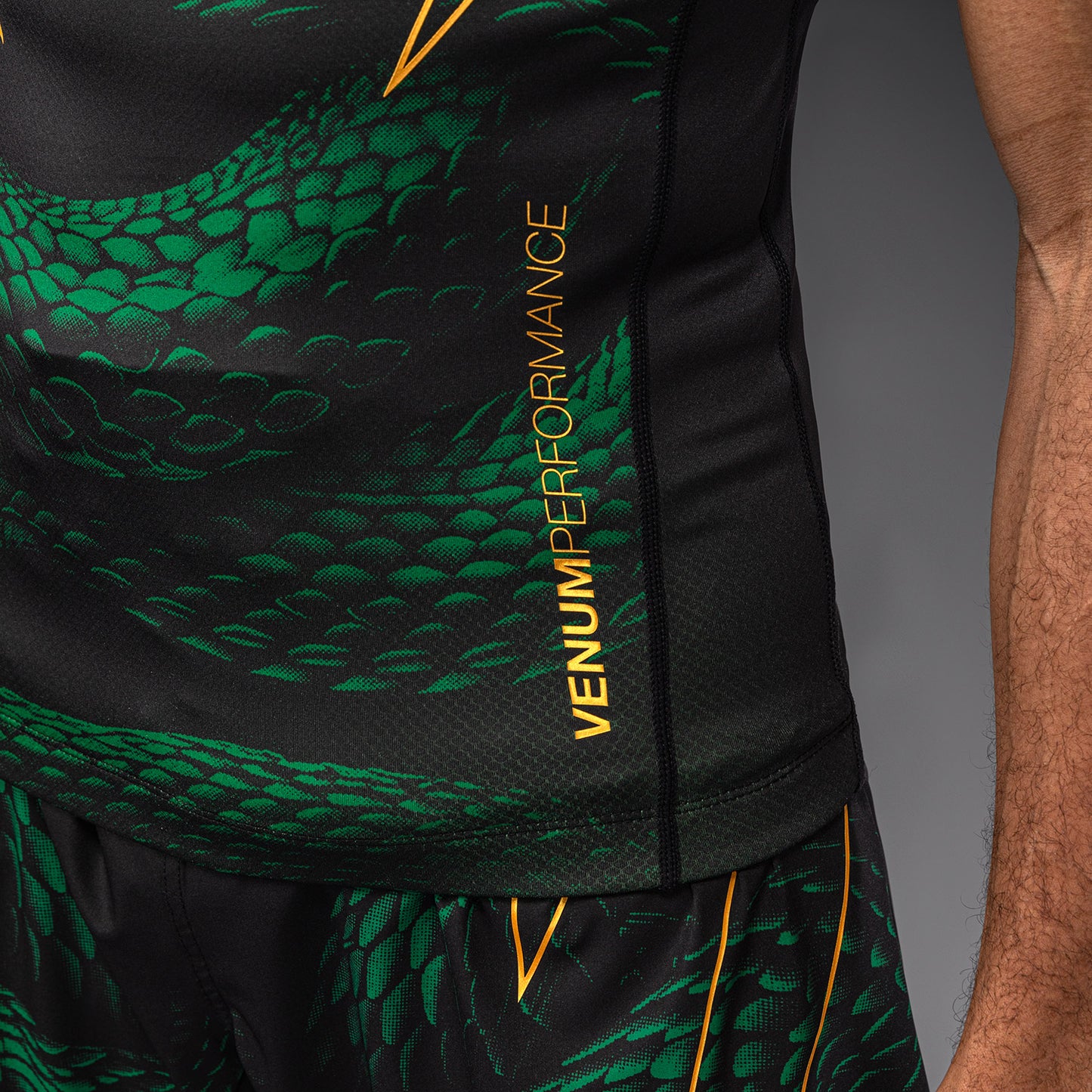 Venum Matupa Rashguard a Maniche Corte - Nero/Verde/Oro