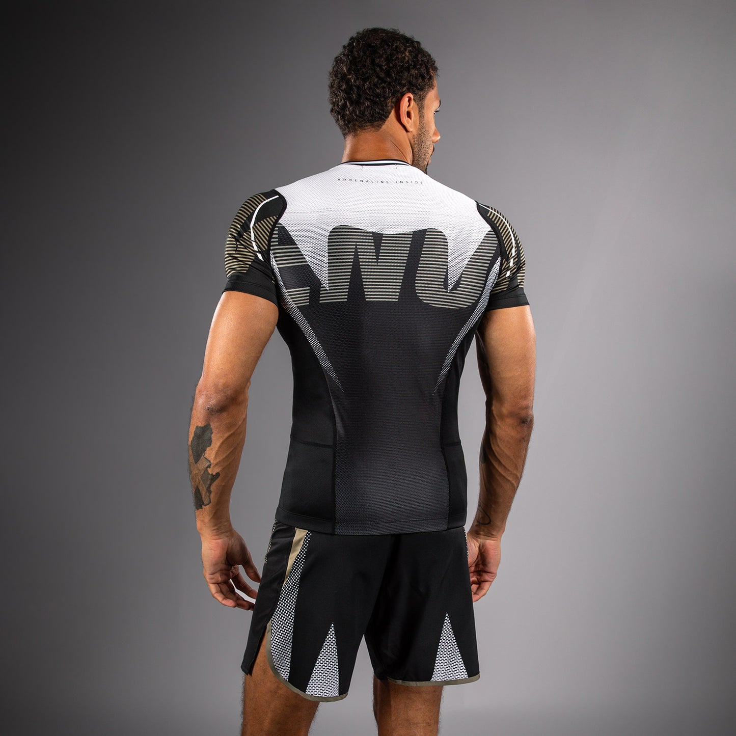 Venum Adrenaline Rashguard a maniche corte – Nero/Sabbia