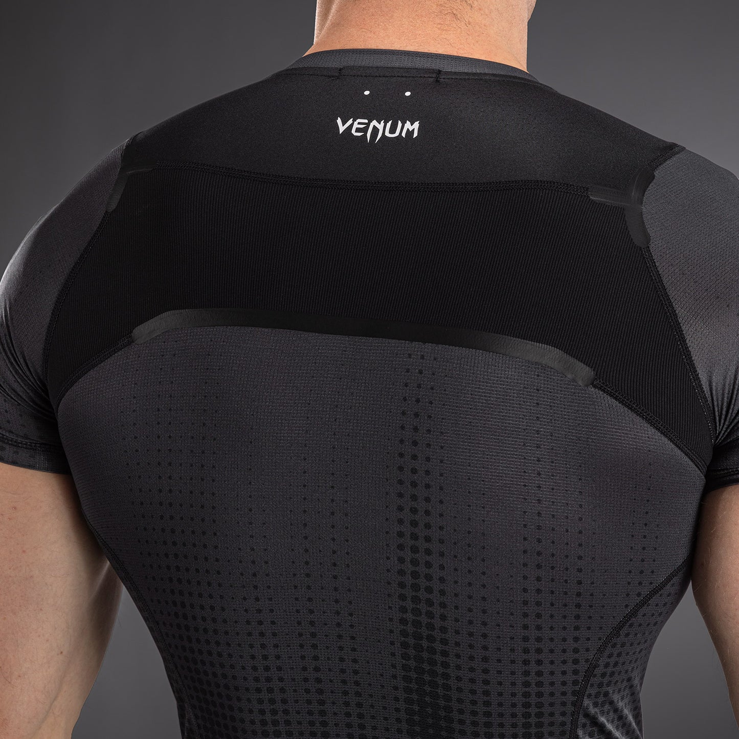 Venum Stealth Rashguard a Maniche Corte – Nero/Bianco