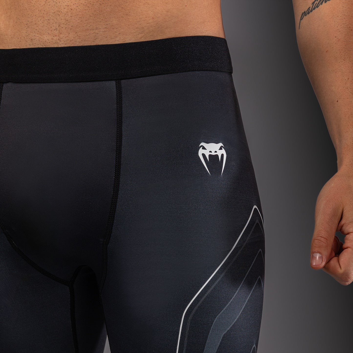 Venum Streamline Pantaloncini a Compressione – Nero/Bianco