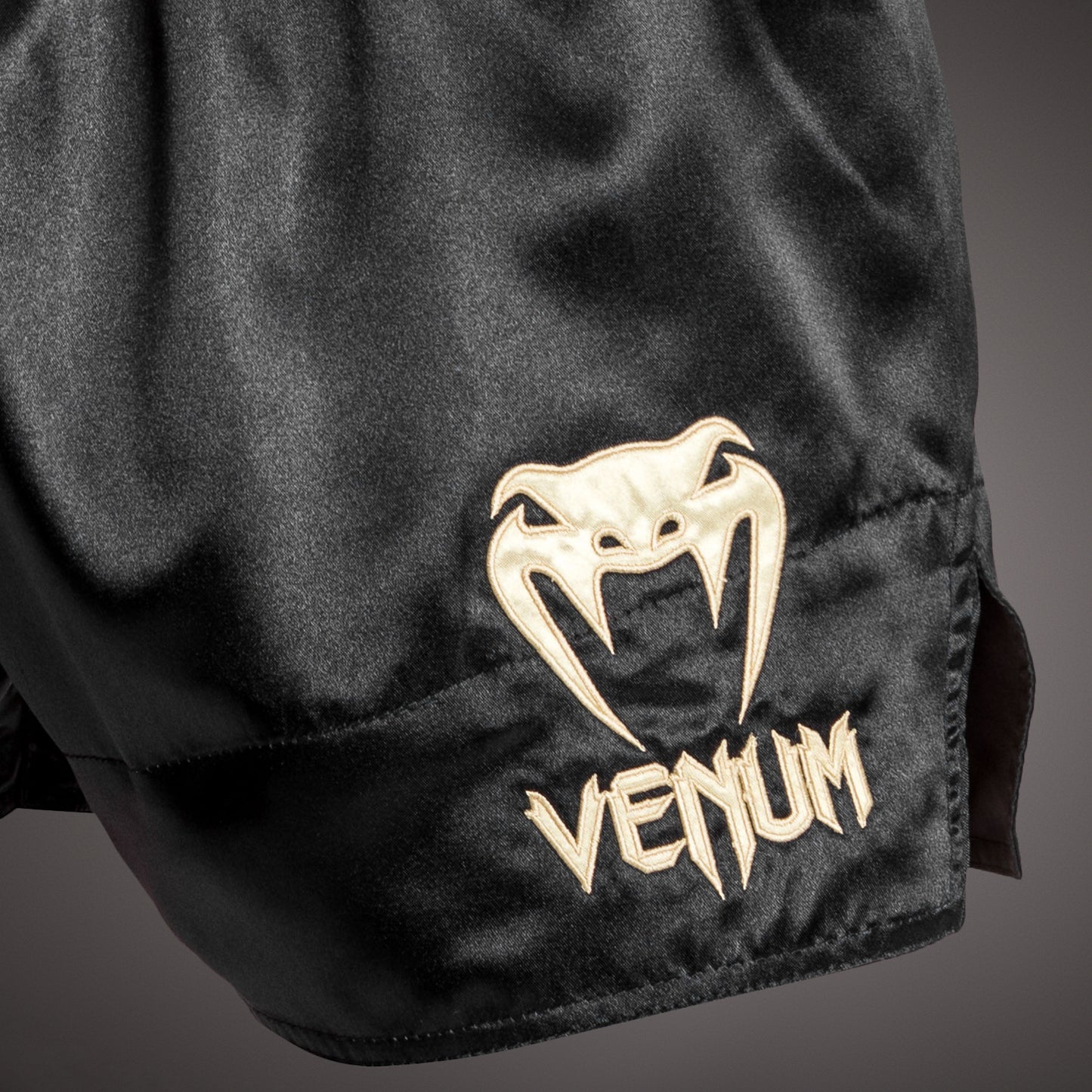 Venum Classic Pantaloncini da Muay Thai - Rosso/Nero/Oro