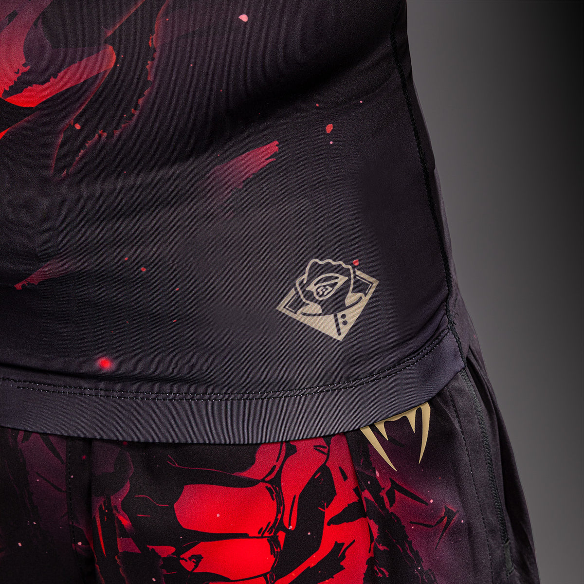 Jujutsu Kaisen x Venum Itadori Rashguard a Maniche Lunghe – Nero/Rosso